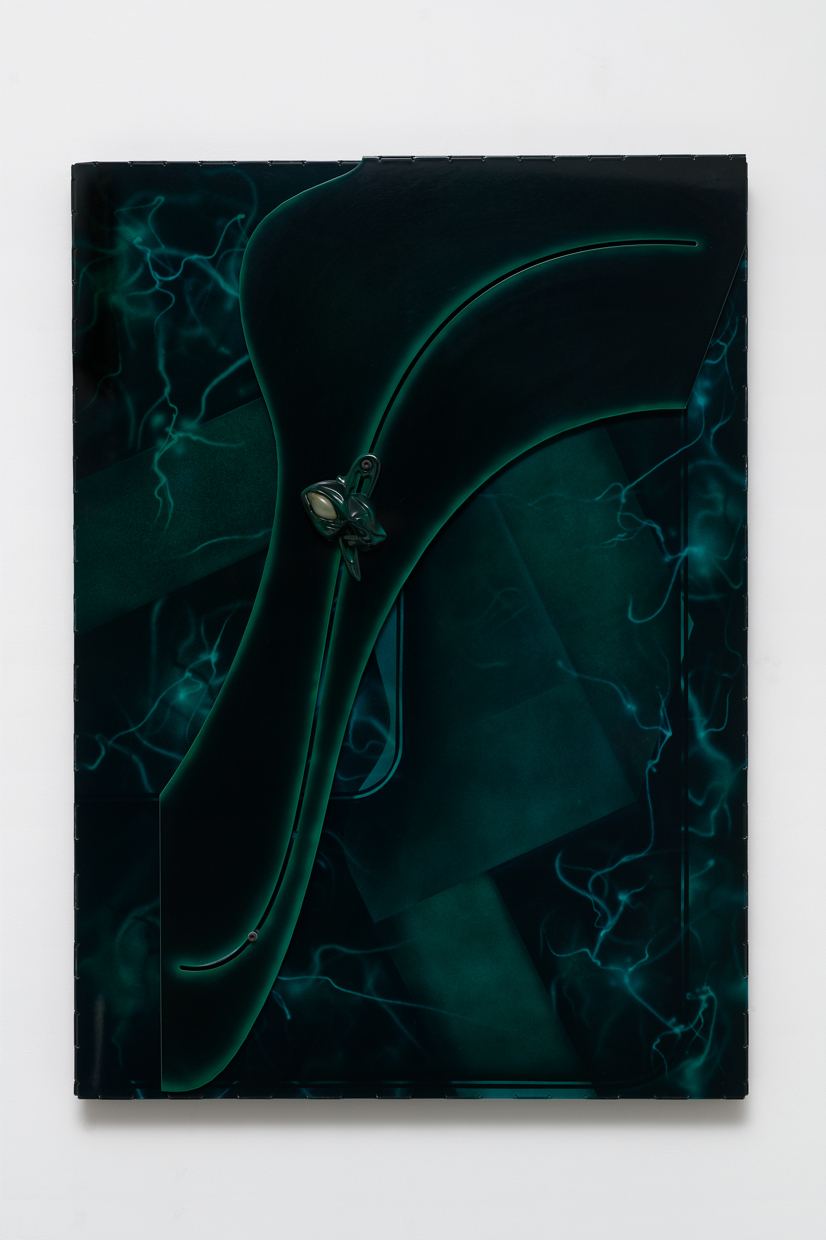 Kim Farkas, 17-12 (L’eau était noire plutôt que perse), 2017. Steel, PMMA, steatite, polyurethane, 100 x 72 cm