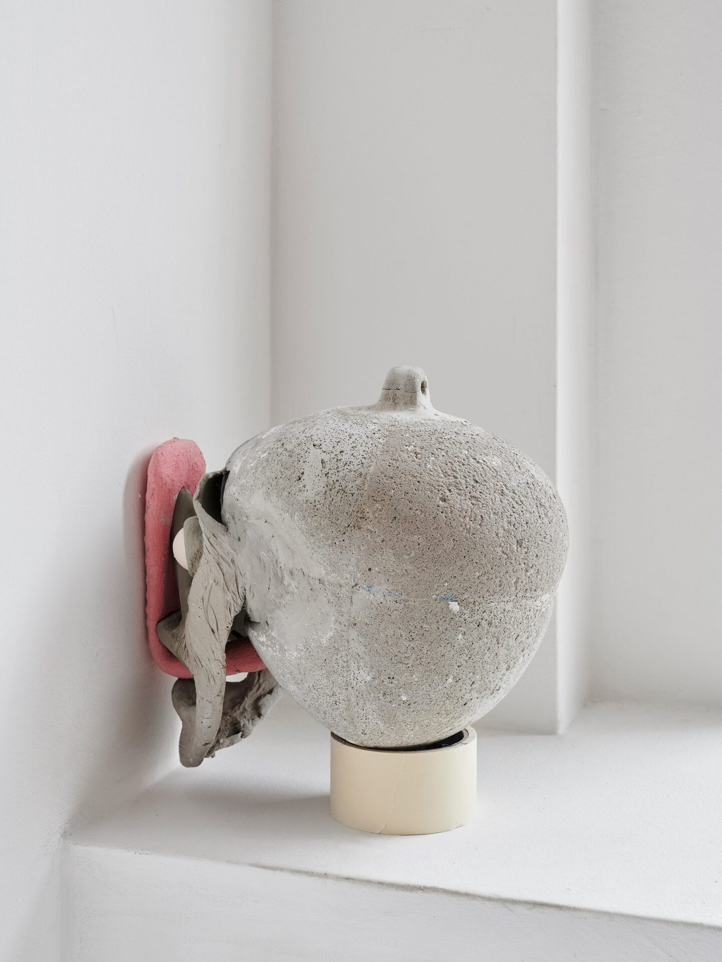 Manuel Cornelius, Head, 2021, concrete, plaster, pigment, pumice powder, acrylic, polyethylenterephthalat, shellac, glass fibre, 30 x 30 x 23 cm, photo: Kai Werner Schmidt