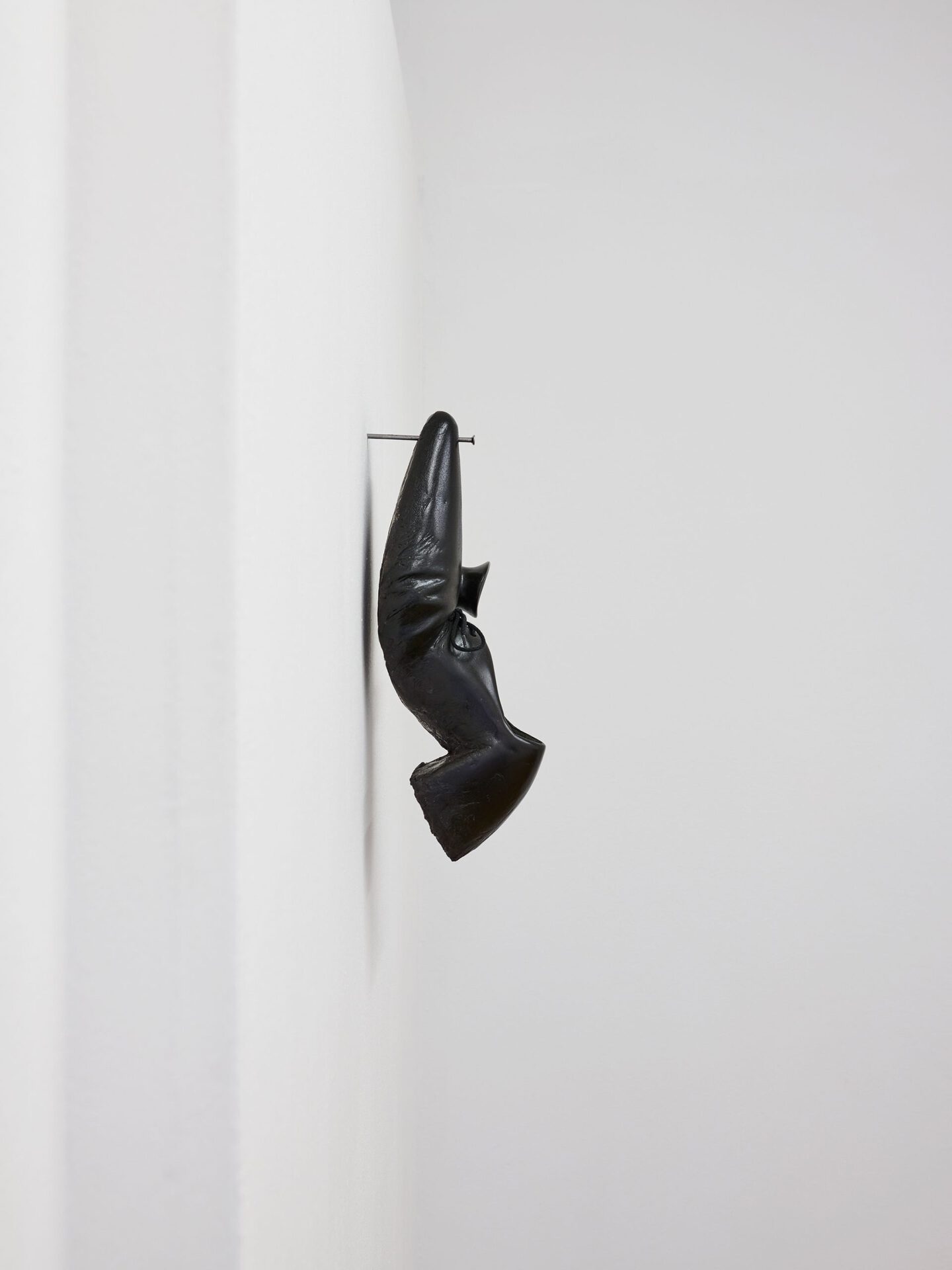 Manuel Cornelius, Shoe, 2021, plaster, shellac, pigment, pumice powder, polyethylenterephthalat, shoe lace, 35 x 9 x 13 cm, photo: Kai Werner Schmidt