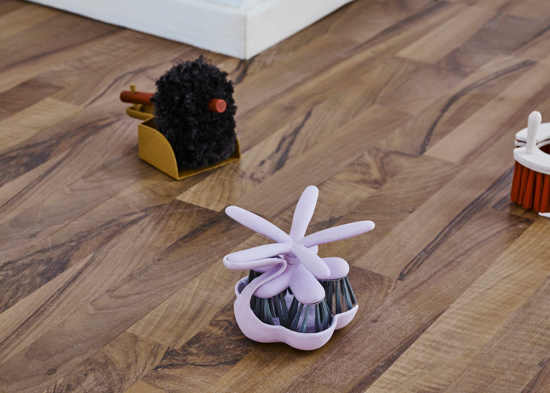 Detail: Manuel Cornelius & Georg Thanner, Besala und Schäufala, 2021, 8 individual broom and dustpan sets, various materials, 15 x 15 x 15 cm each, photo: Kai Werner Schmidt