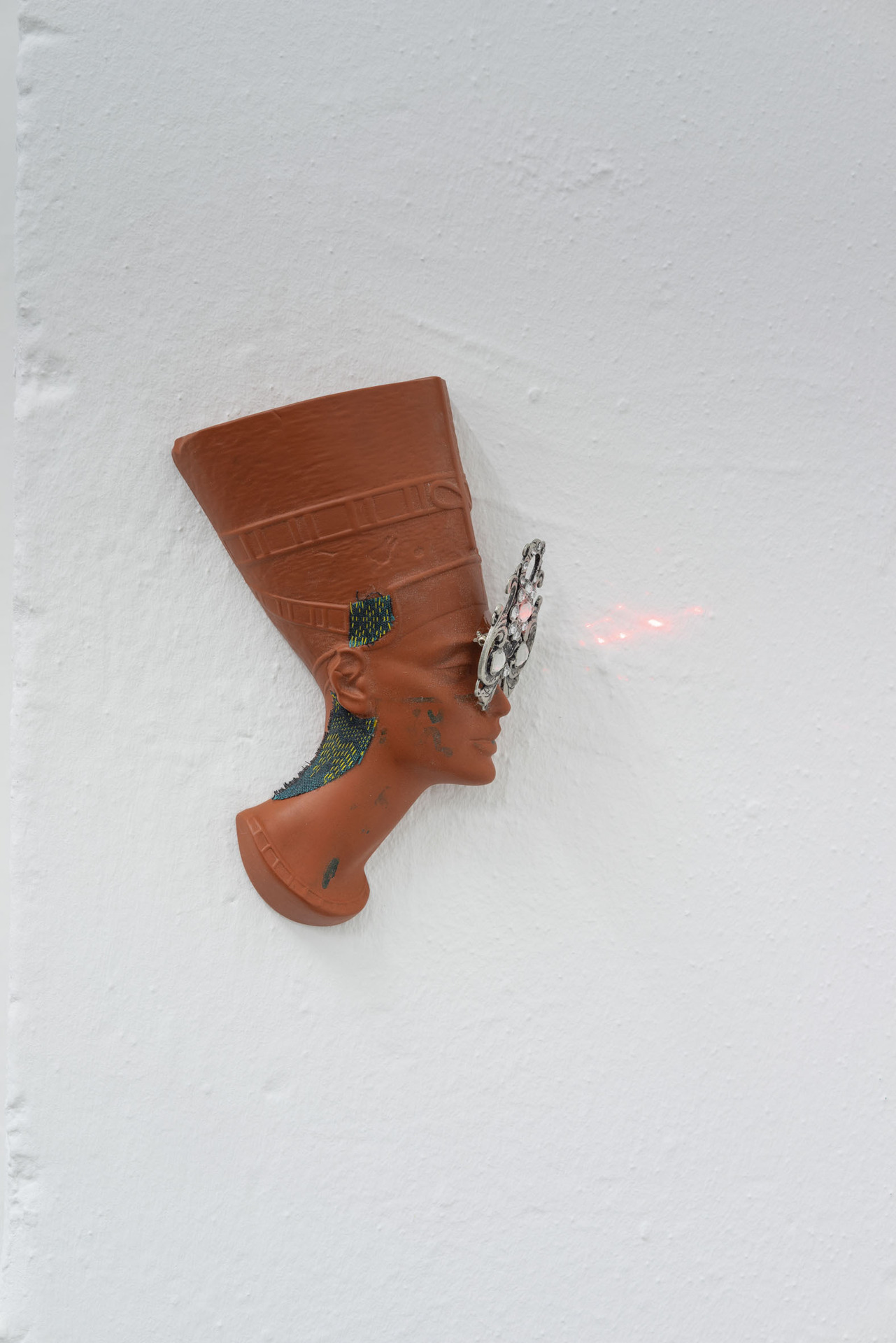 Edgar Unger, Peret, 2021, found objects, Laserpointer