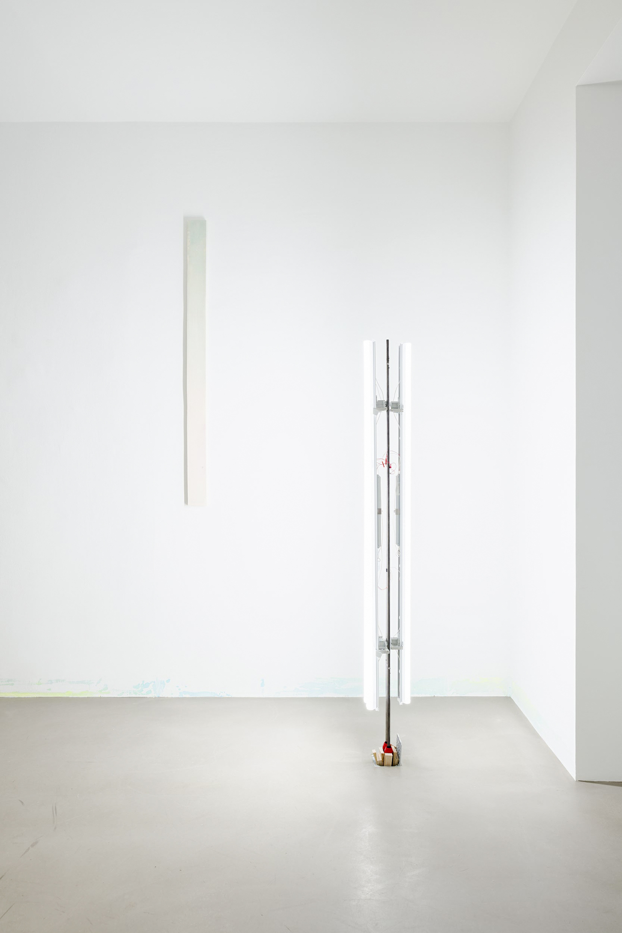 Left: Axel Koschier, 12, 2021, watercolour, cotton, wood, 150 × 10 cm. Right: Axel Koschier, o. t., 2021, plastic, metal, wood, LED modules, 180 × 14 × 20 cm