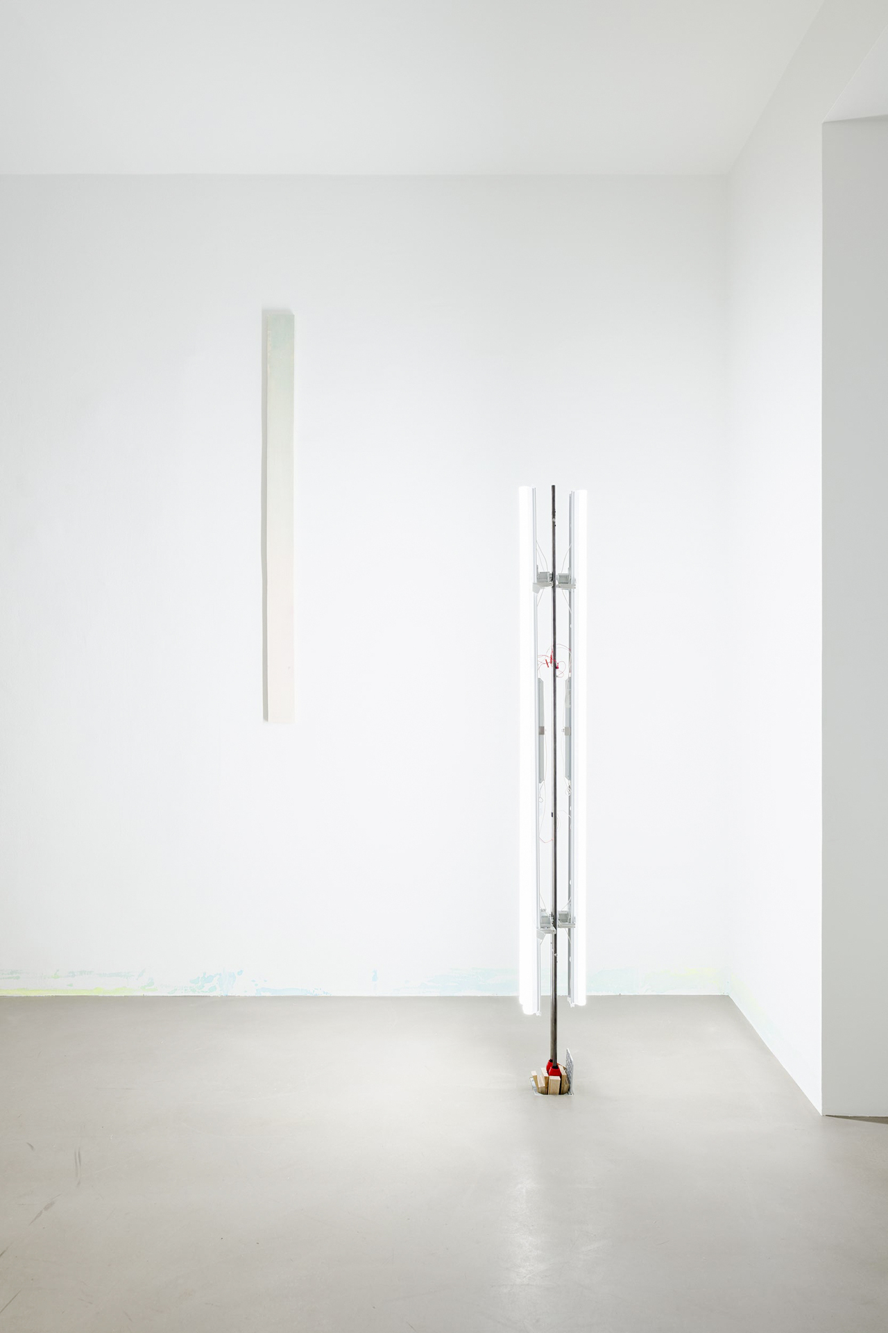 Left: Axel Koschier, 12, 2021, watercolour, cotton, wood, 150 × 10 cm. Right: Axel Koschier, o. t., 2021, plastic, metal, wood, LED modules, 180 × 14 × 20 cm
