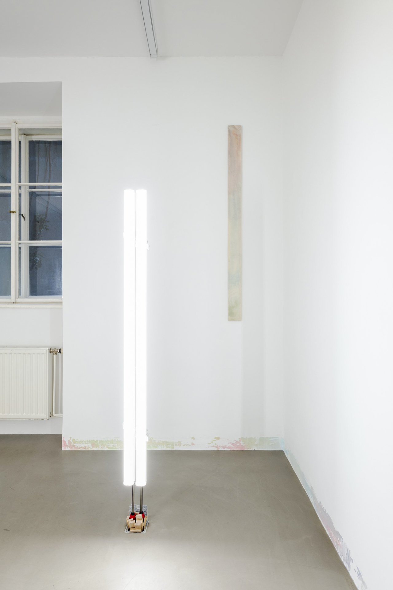 Left: Axel Koschier, o. t., 2021, plastic, metal, wood, LED modules, 180 × 14 × 12 cm. Right: Axel Koschier, 6, 2021, watercolour, cotton, wood, 150 × 10 cm