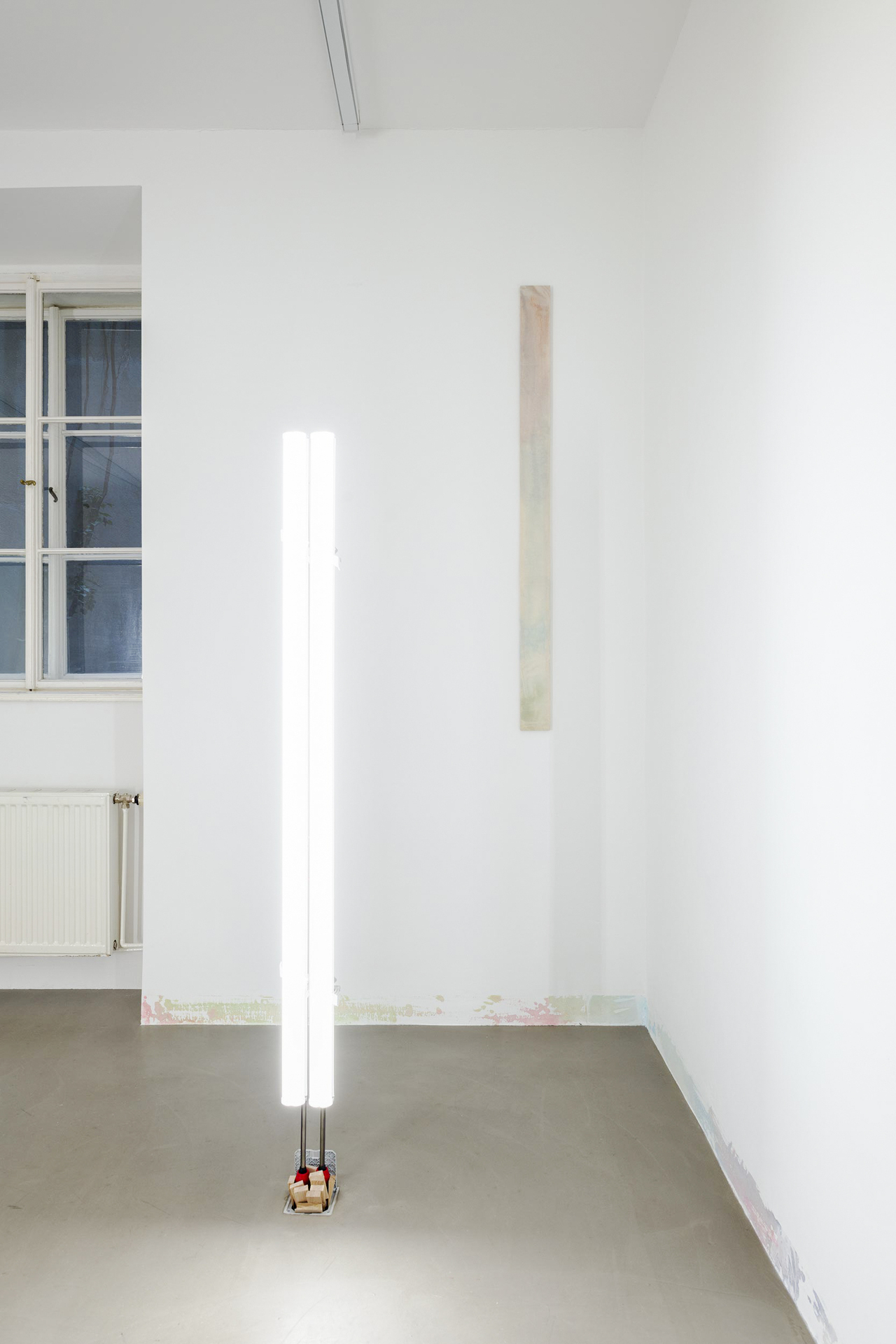 Left: Axel Koschier, o. t., 2021, plastic, metal, wood, LED modules, 180 × 14 × 12 cm. Right: Axel Koschier, 6, 2021, watercolour, cotton, wood, 150 × 10 cm