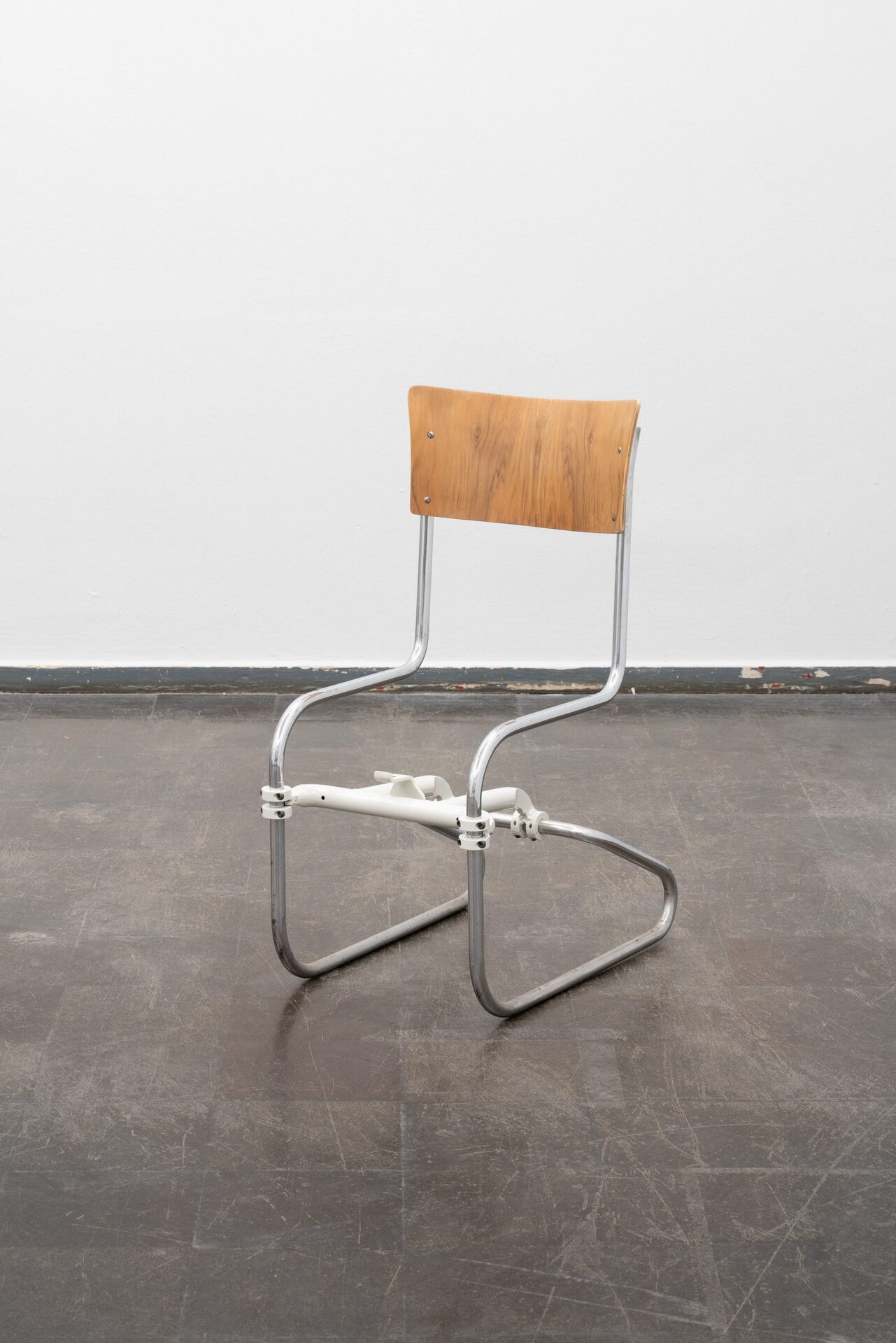 Alexej Meschtschanow, Polsterstuhl Nr.1, 2003, chair, steel, lacquer, plastic, 83 x 56 x 58 cm Sammlung Andrea and Johannes Teiser, Deutschland
