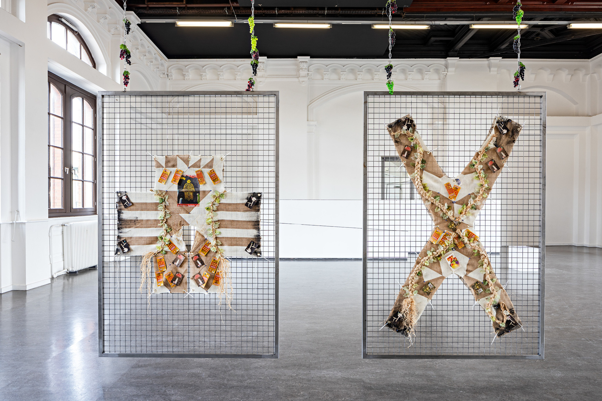 Elif Saydam, …schläft sich durch, 2021, installation view (The Drone I and II) Kunstverein Harburger Bahnhof, Photo: Fred Dott