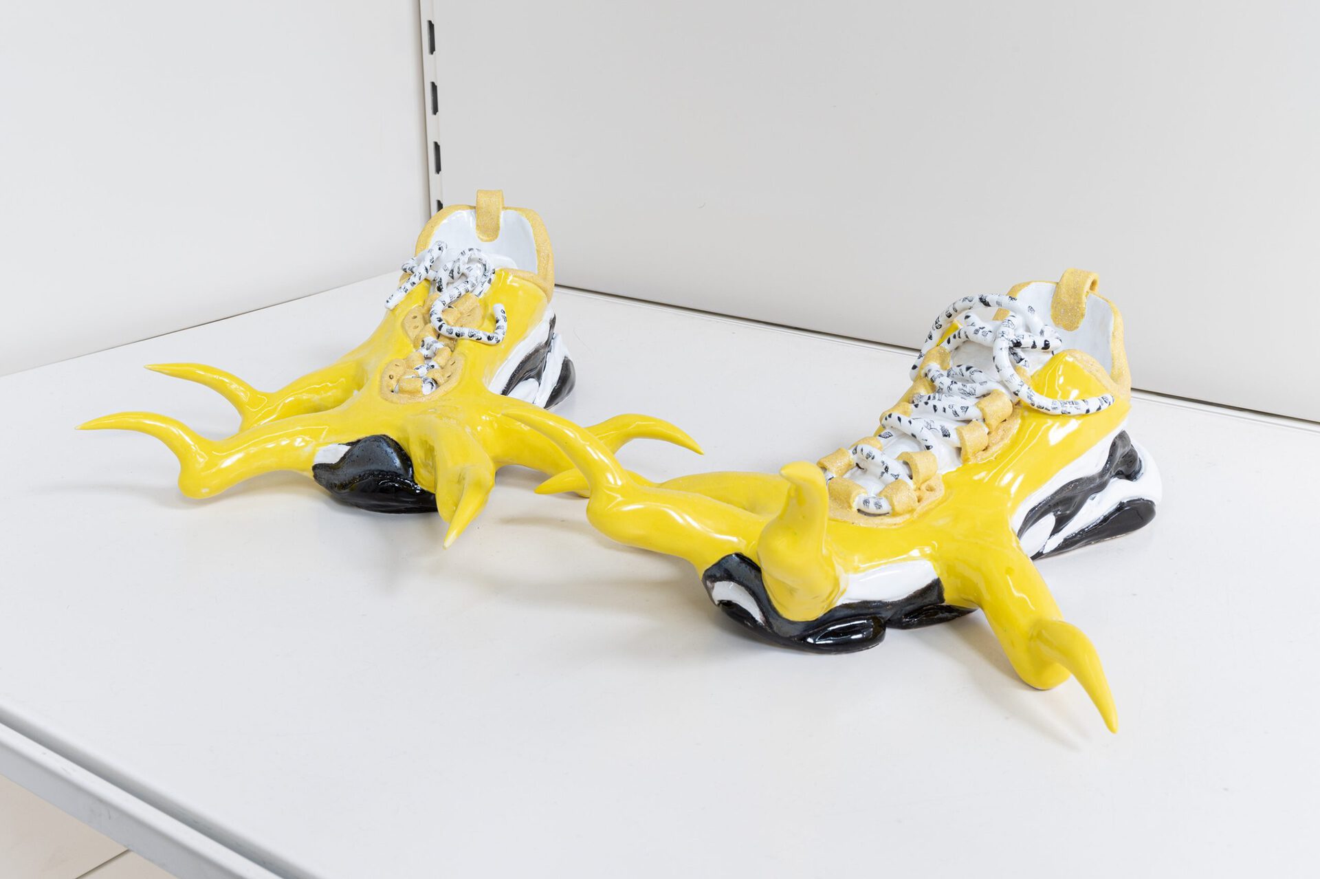 Naomi Gilon: sneakers Aerthenware ceramics 2019
