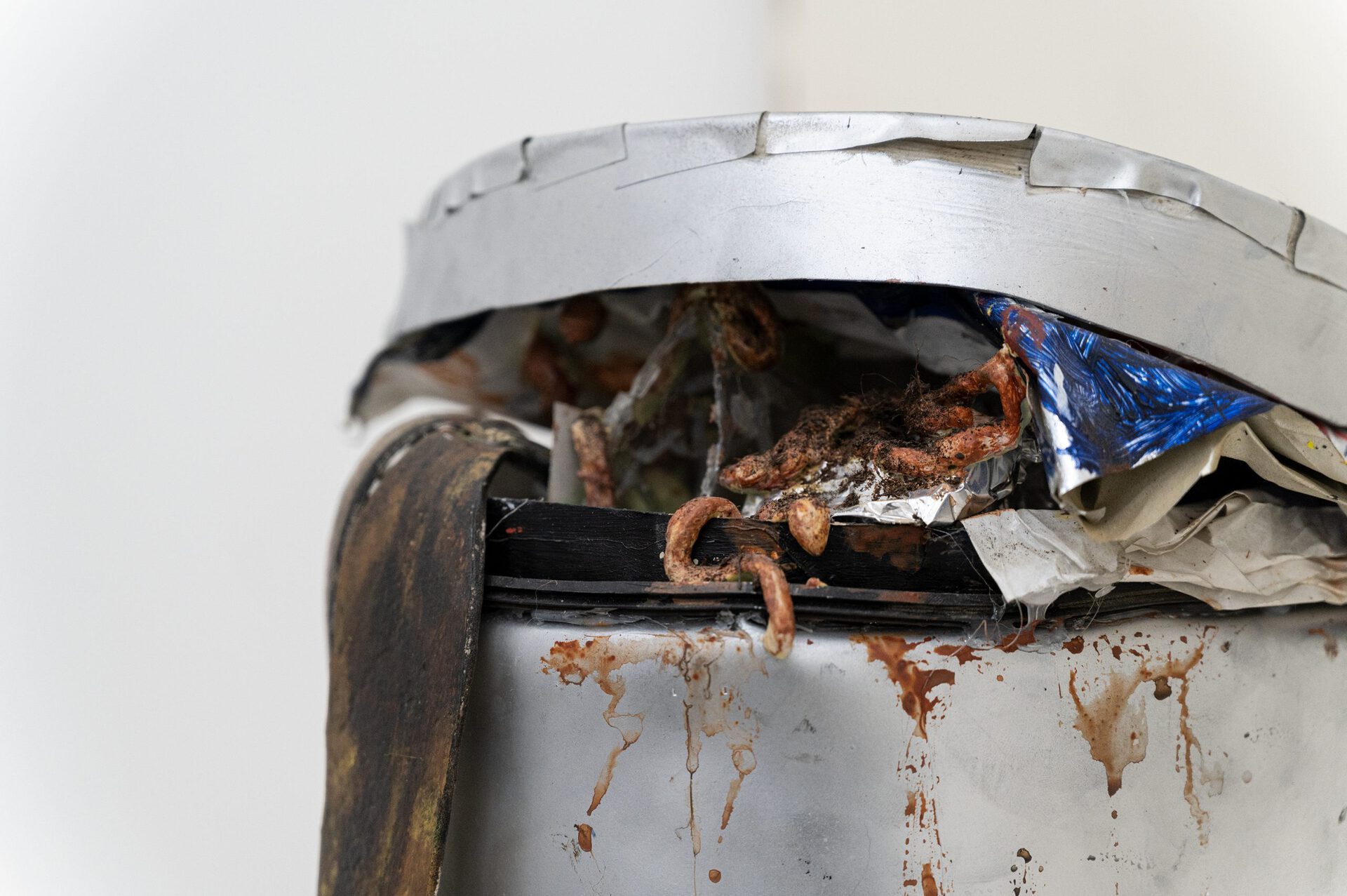 Stijn Ter Braak: pedaalemmer, rechterschoen, bankbiljet Paint on paper Dimensions variable