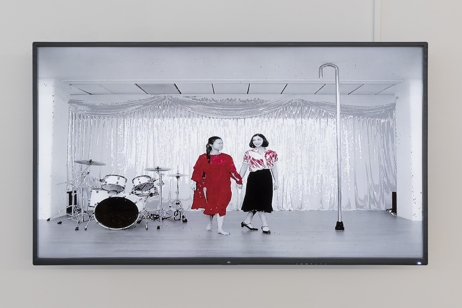Amalia Ulman, New World 1717, 2017, Video 6’36”, Live performance of the artist with the dancer Valentina Zhang at the Rockbund Art Museum in Shanghai as part of the festival RAM HIGHLIGHT 2017: DISPLACE