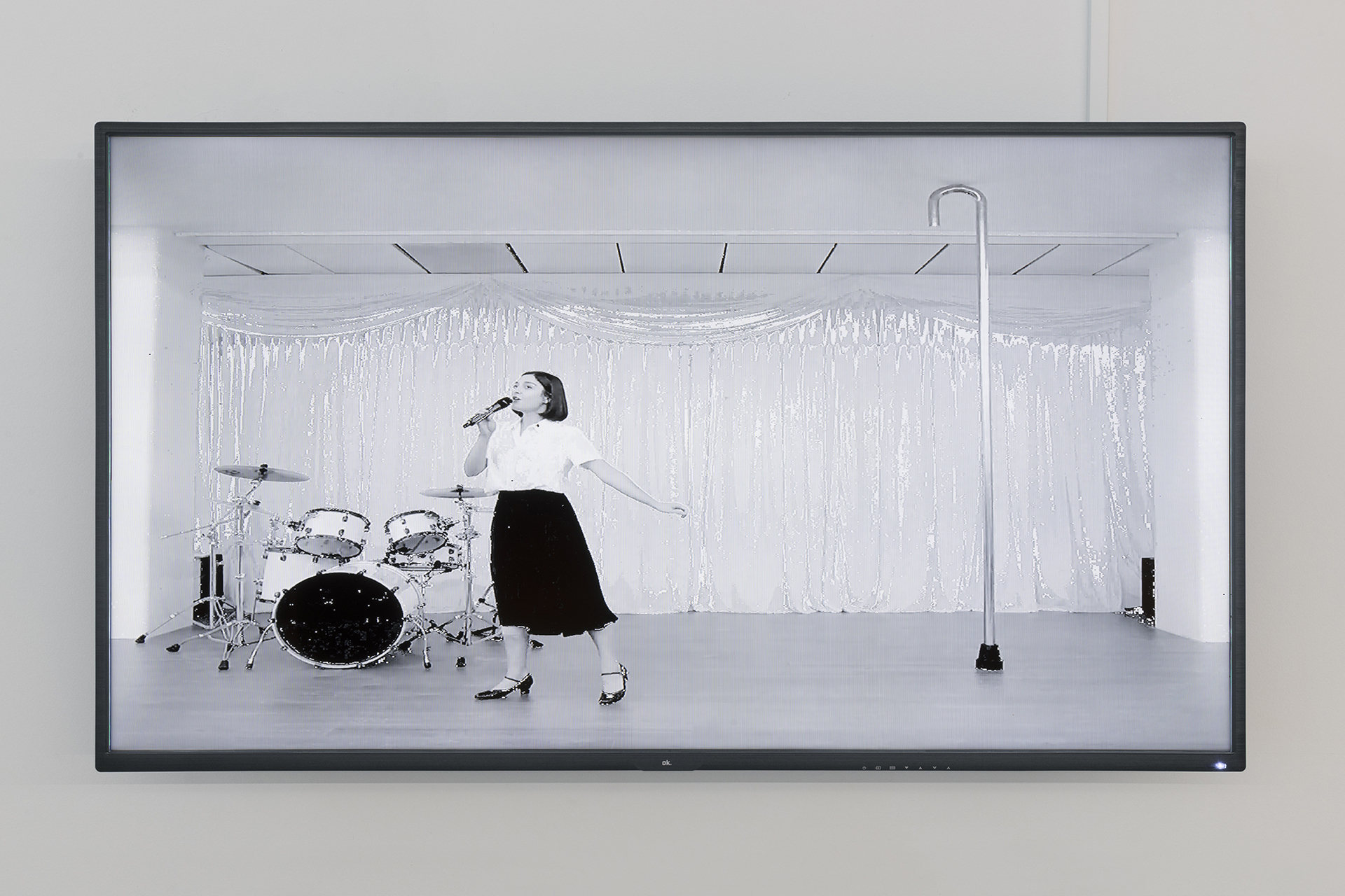 Amalia Ulman, New World 1717, 2017, Video 6’36”, Live performance of the artist with the dancer Valentina Zhang at the Rockbund Art Museum in Shanghai as part of the festival RAM HIGHLIGHT 2017: DISPLACE (frame)