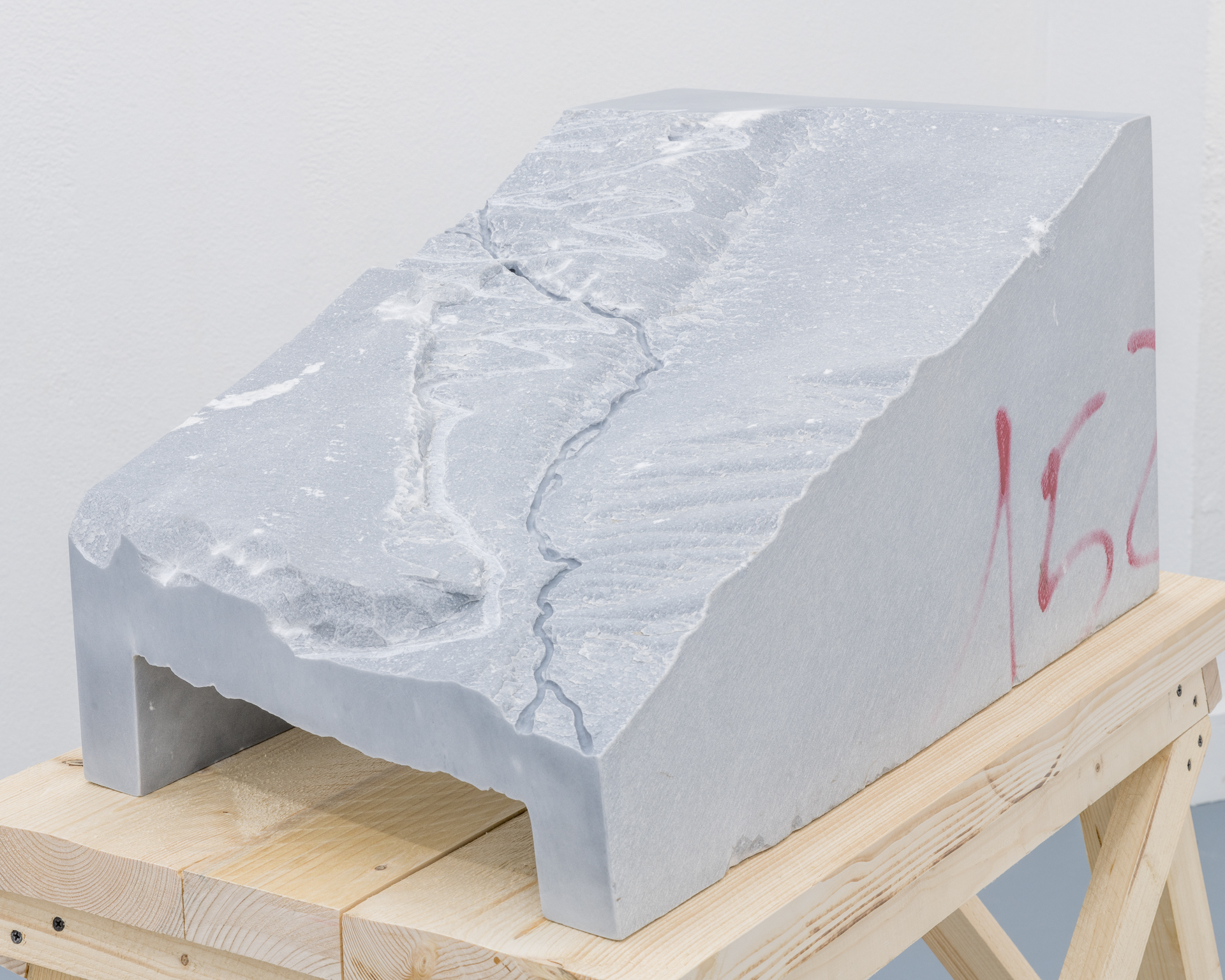 Lukas Liese, Cut off the Top (Detail), 2021, Bardiglio Marble, 32cm x 65cm x 37,5cm.