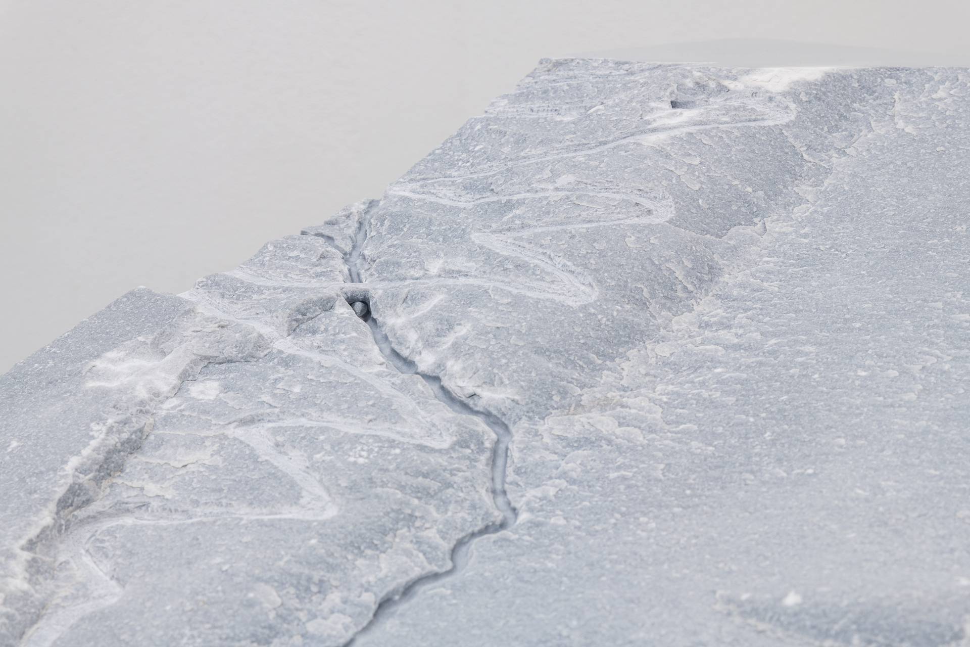 Lukas Liese, Cut off the Top (close up), 2021, Bardiglio Marble, 32cm x 65cm x 37,5cm.