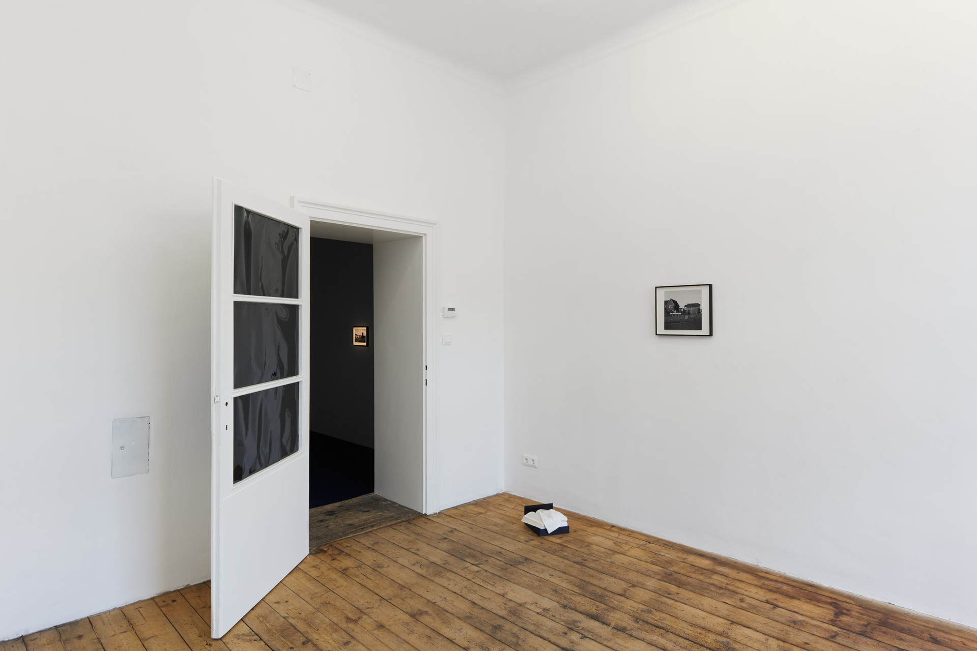 Miriam Stoney, Indebtedness: Die Haftung der Geschenknehmenden, installation view, Kevin Space 2021, Photo: Maximilian Anelli-Monti