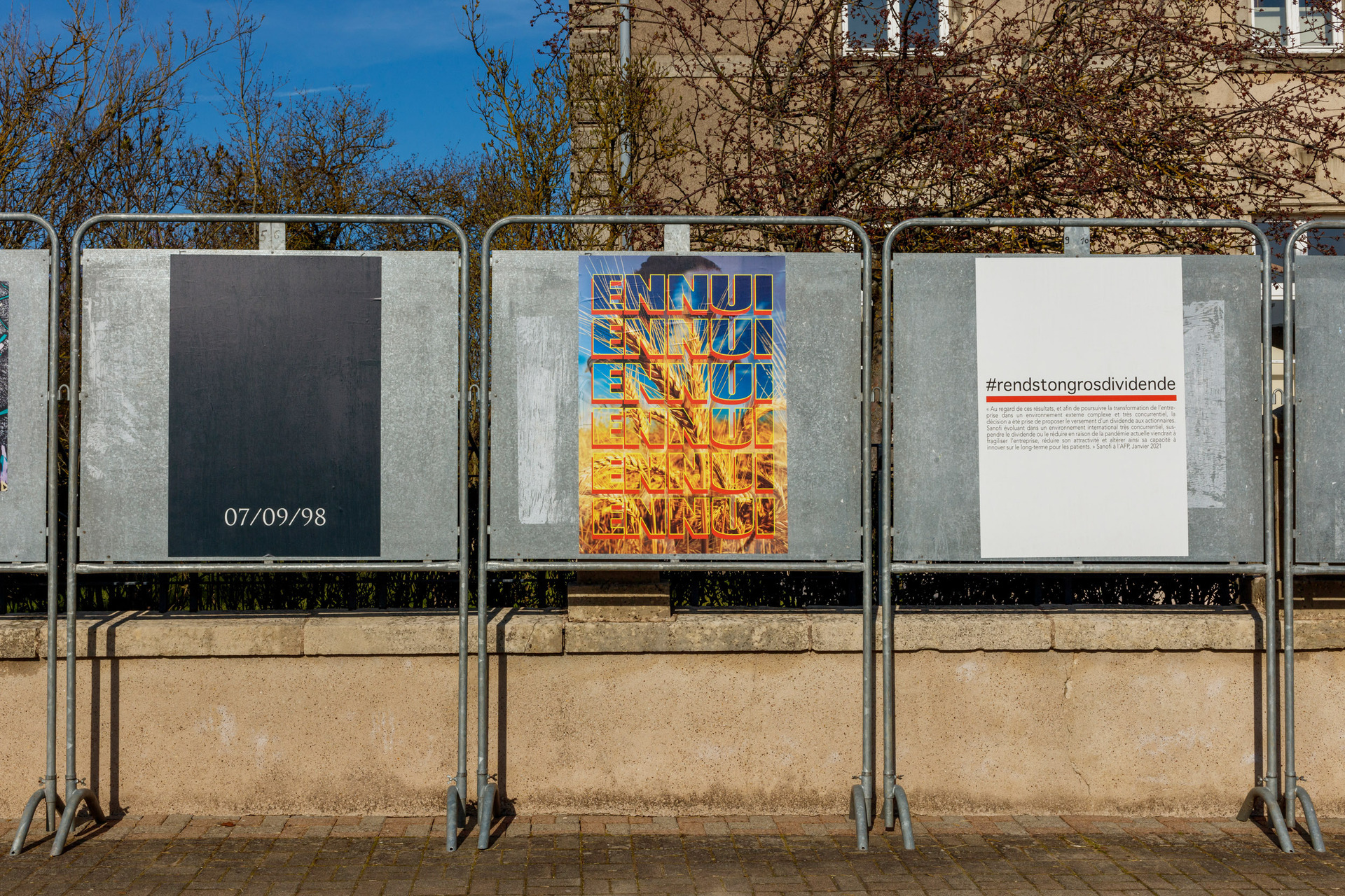 Merlin Carpenter, 07/09/98, 2021, poster, 84 x 119 cm / Dan Mitchell, Ennui, Wheat and Office Woman, 2021, poster, 84 x 119 cm / Fabienne Audéoud, #rendstongrosdividende, 2021, poster, 84 x 119 cm.