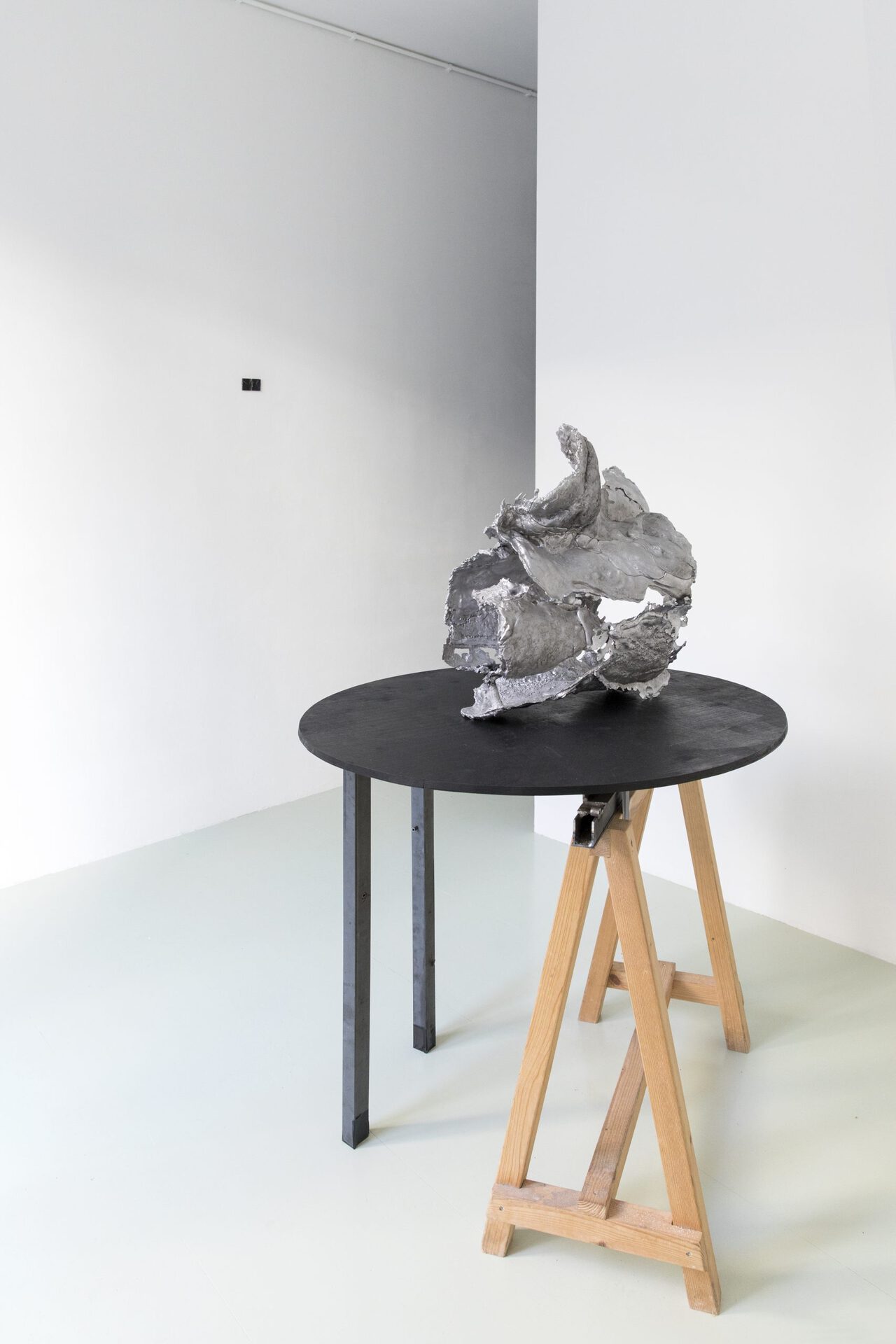 Victor Santamarina, Binding agent, 2020, 133 x 92 x 92 cm; aluminium, steel and wood.