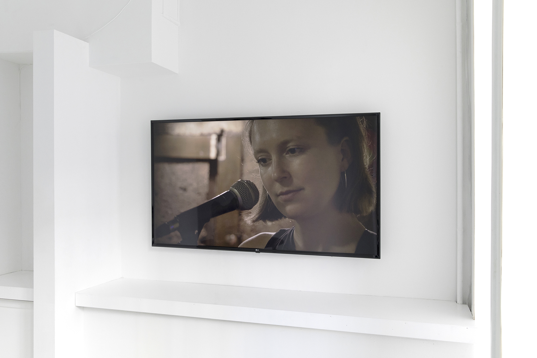 Erika Roux, Difficult,  2021, one-single channel video installation, infinite loop.
