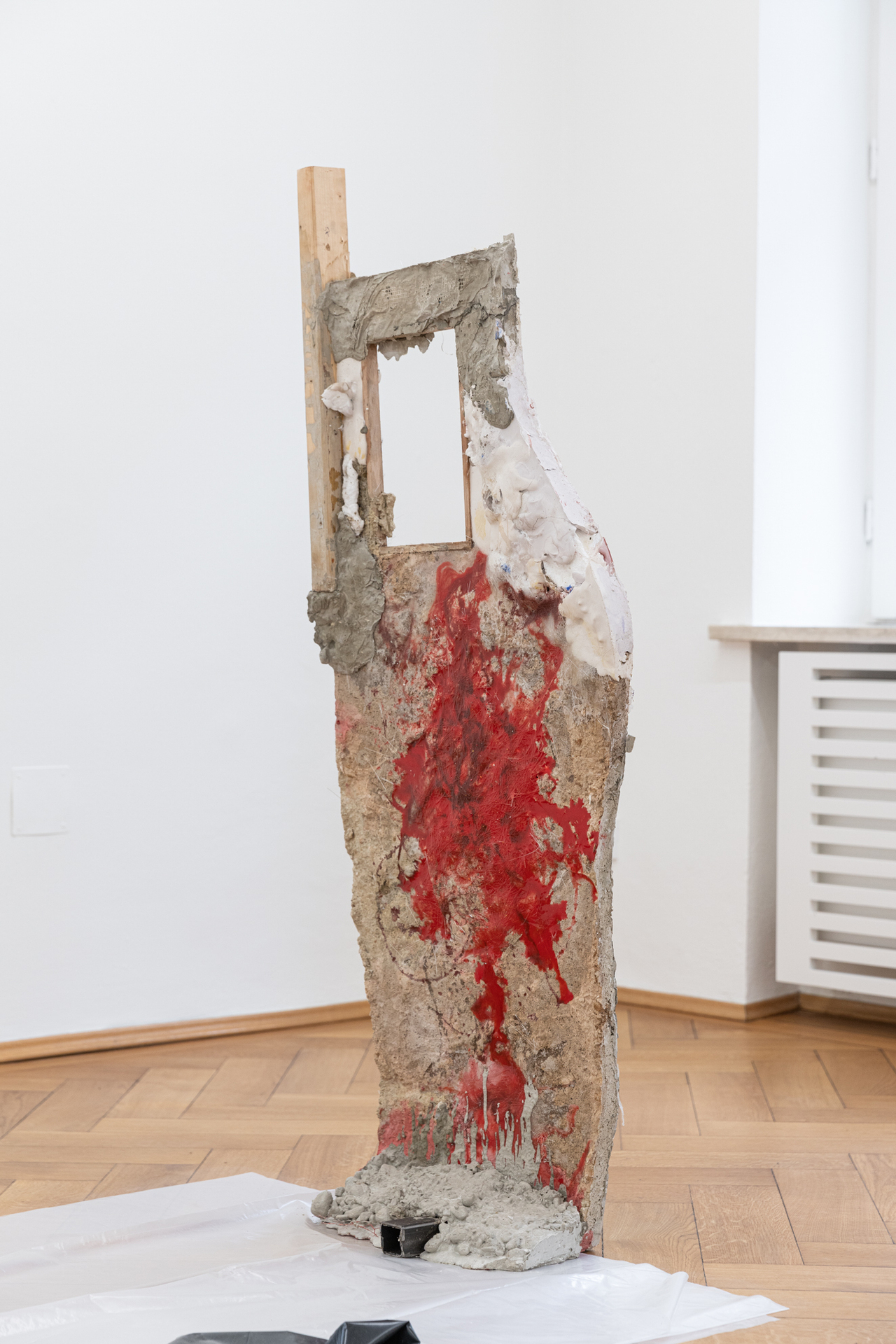 Patrick Ostrowsky, ohne Titel (fenster) 2021 Wood, concrete, epoxy resin, foam, pigments, tar, steel, wood cement, paper 138 x 54 x 22 cm