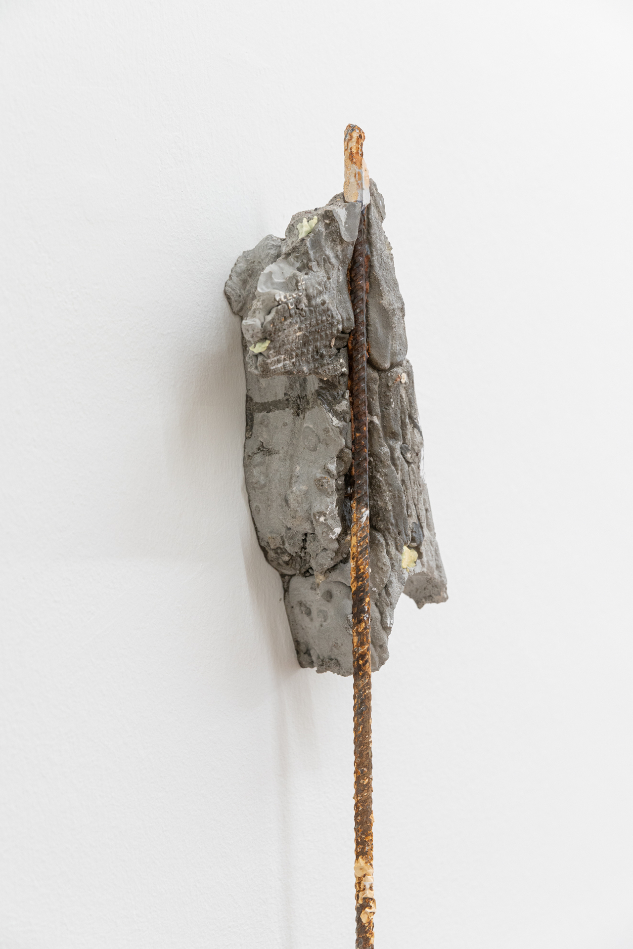 Patrick Ostrowsky, "leftover (rbrt)", 2020, construction steel, plaster, concrete, epoxy resin, PU foam, 100 x 13,8 x 7 cm