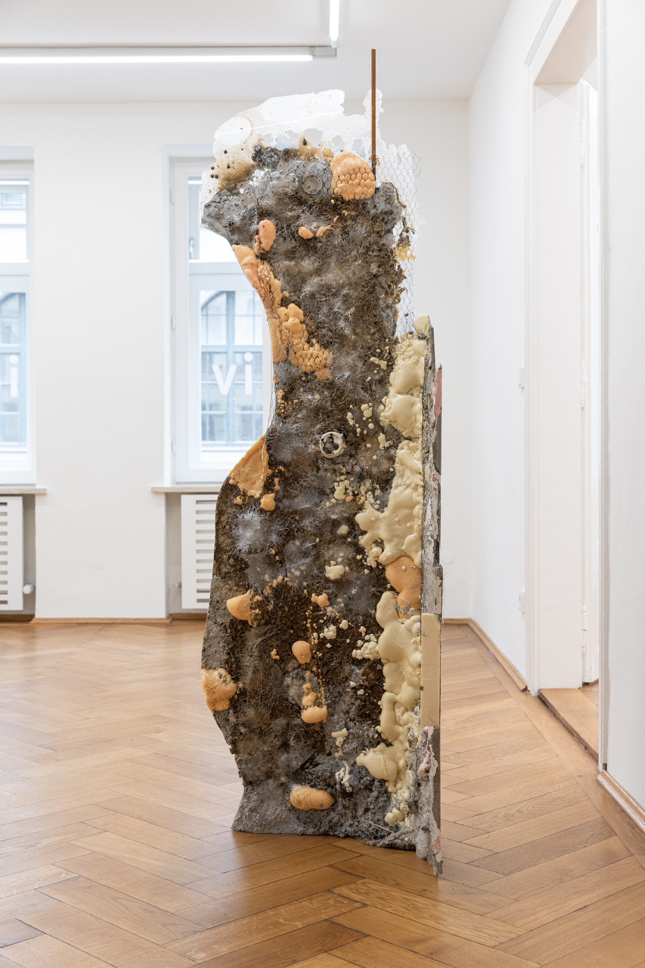 Patrick Ostrowsky, "aufpasserin", 2021 Concrete, plaster, construction steel, epoxy resin, spray paint, wood cement, polyurethane foam, pigments, wire 194 x 56,8 x 46 cm