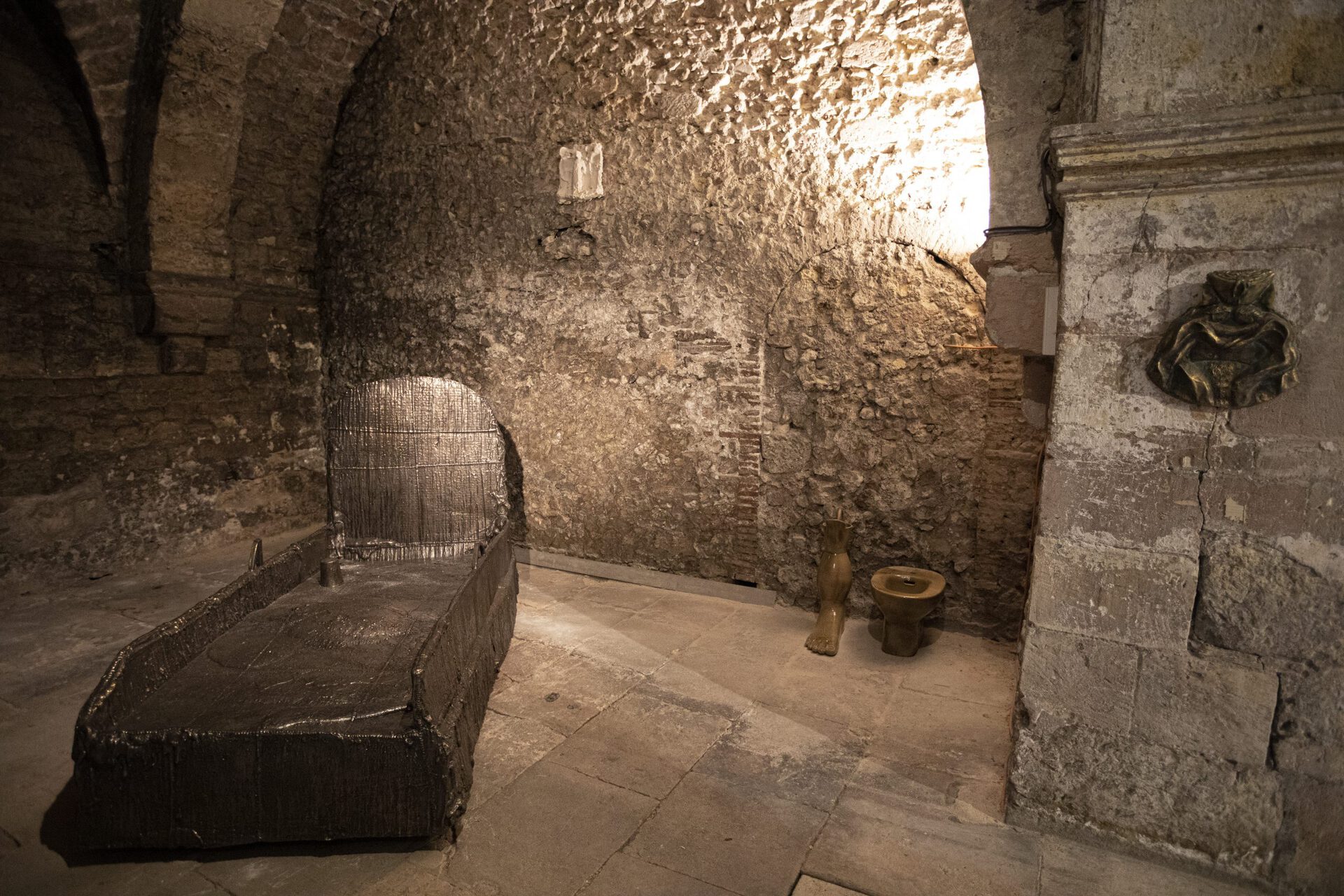 Exhibition view, Bella Hunt & Ddc, "Wrestlers", 2020, bronze, 30 cm x 30 cm, Dewar & Gicquel, "Stoneware pticher and basin wash no 4", 2014, ceramic, 73 cm x 43 cm x 17 cm, Sterling Ruby, "TROUGH", 2014, bronze, 134 cm x 116 cm 226, Gérard Traquandi, "Untitled", 2019, ceramic, 40 cm x 29 cm © Jonayd Cherifi, 2020.