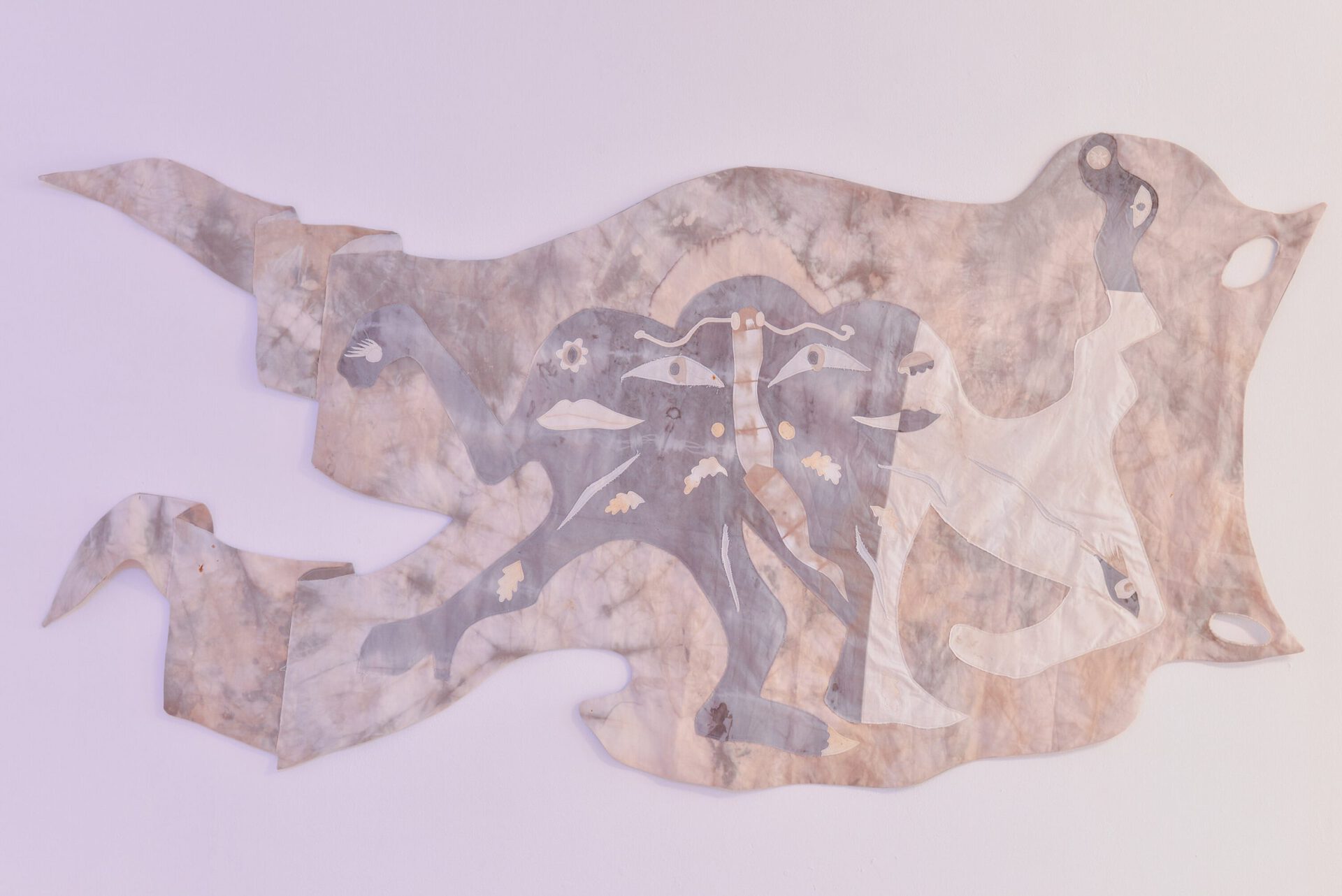 Anna Reutinger, Flag of multiplicity. Onion skins, avocado pits, iron, tumberic, hibiscus, 2021