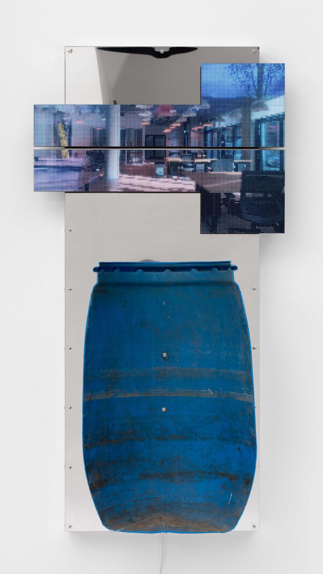 Mathis Altmann, Bottom Barrels, 2021, LED matrix screen, video loop 1.28 min., stainless steel mirror, barrel, 148 x 77 x 25 cm
