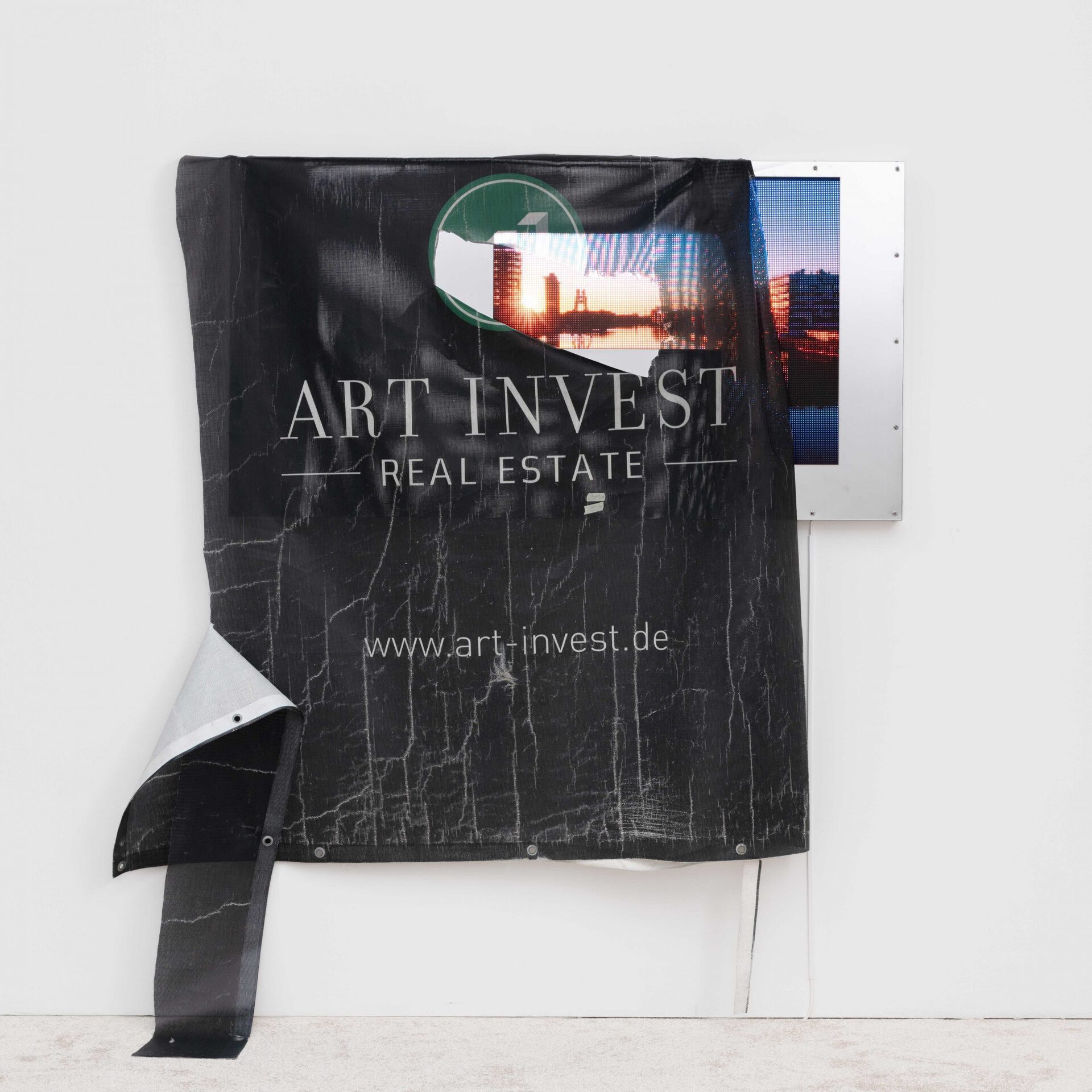 Mathis Altmann, Gold Rush out West, 2021, LED matrix screen, video loop 3.40 min., stainless steel mirror, found construction site banner, 158 x 152 x 15 cm