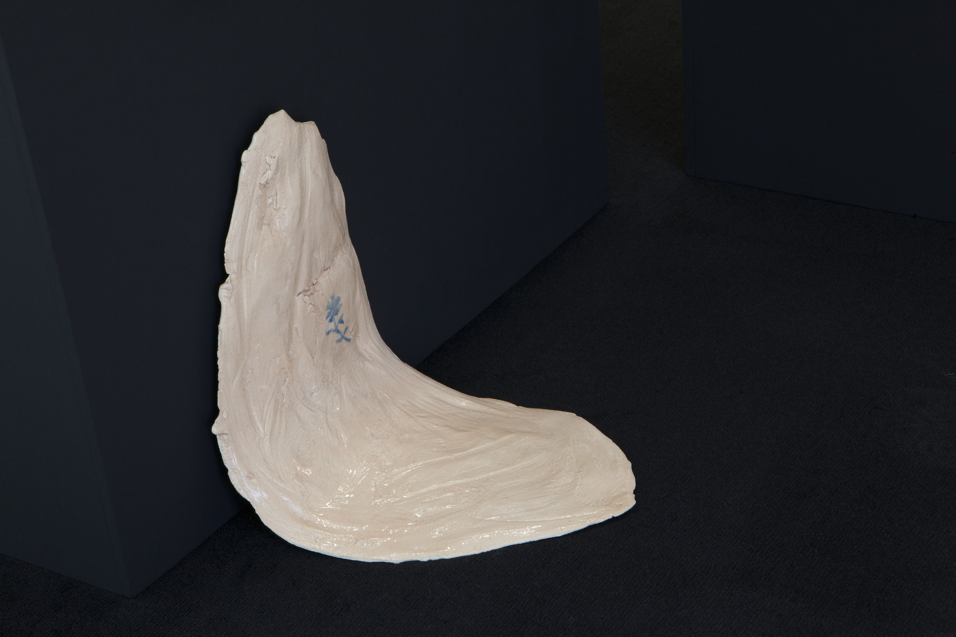 Veronika Hilger Ohne Titel (Untitled), 2017, ceramics, glaze, exhibition view: WERK.STOFF Painting Award, Heidelberger Kunstverein, 2021. © Markus Kaesler & HDKV Courtesy the artist
