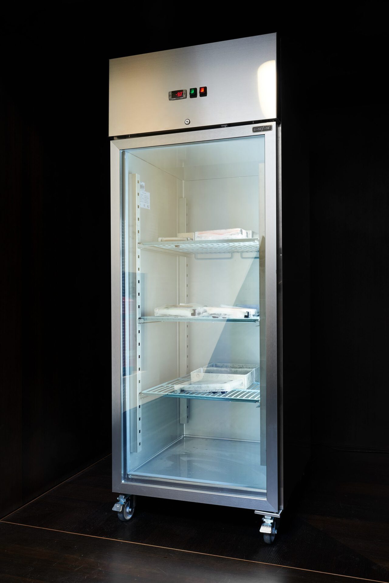 Alex Grein, Speicher, 2021, Prints, Eisblöcke, Tablet- und Smartphone-Halterungen, Edelstahl-Auffangwanne, Edelstahl-Gestell, Tiefkühlschrank, Kanister