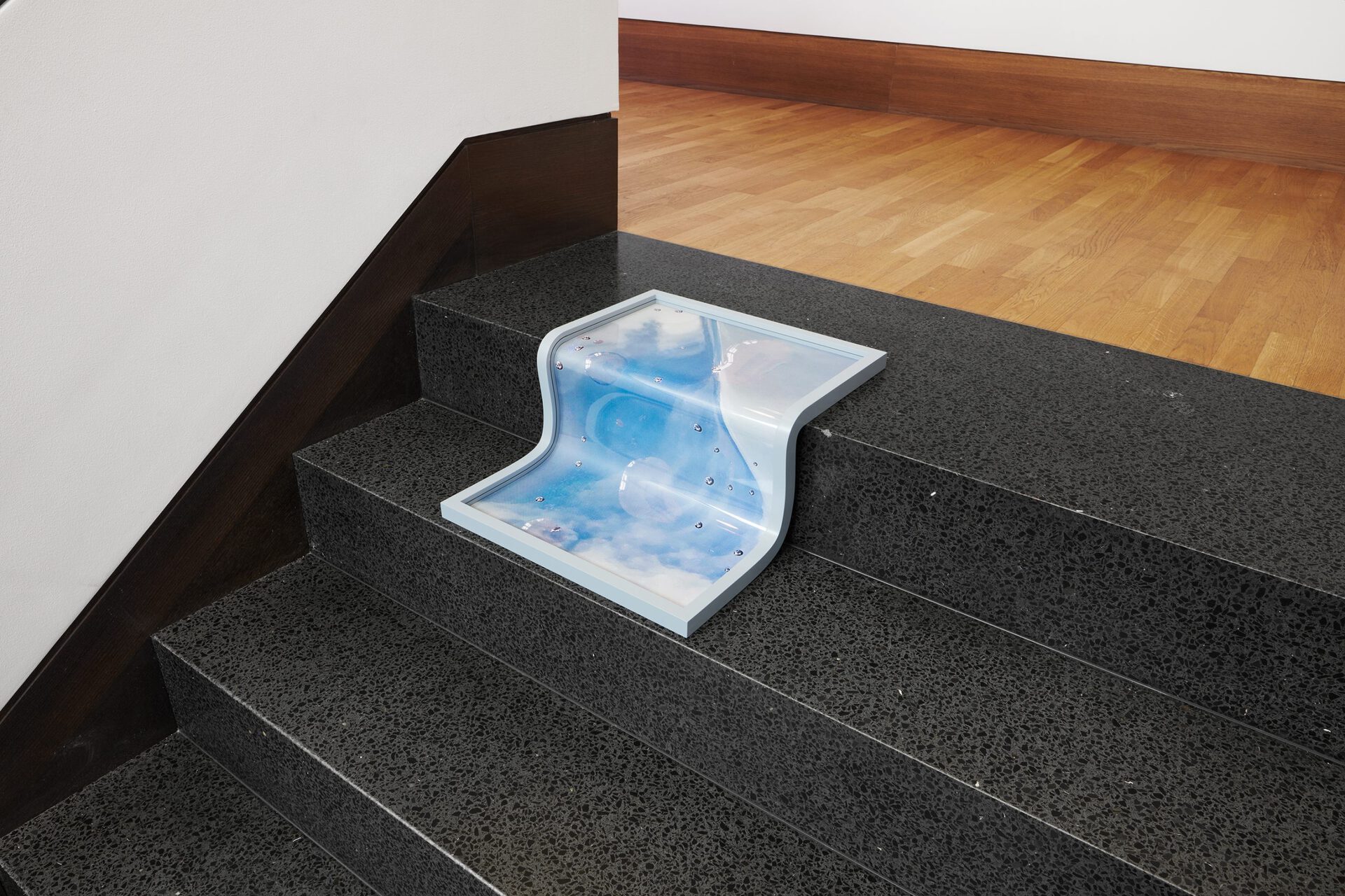 Alex Grein, Cloud (Pictures on a Screen), 2021, Holz, Acrylglas, Inkjet-Print, 49,5 x 42,5 x 21,5 cm