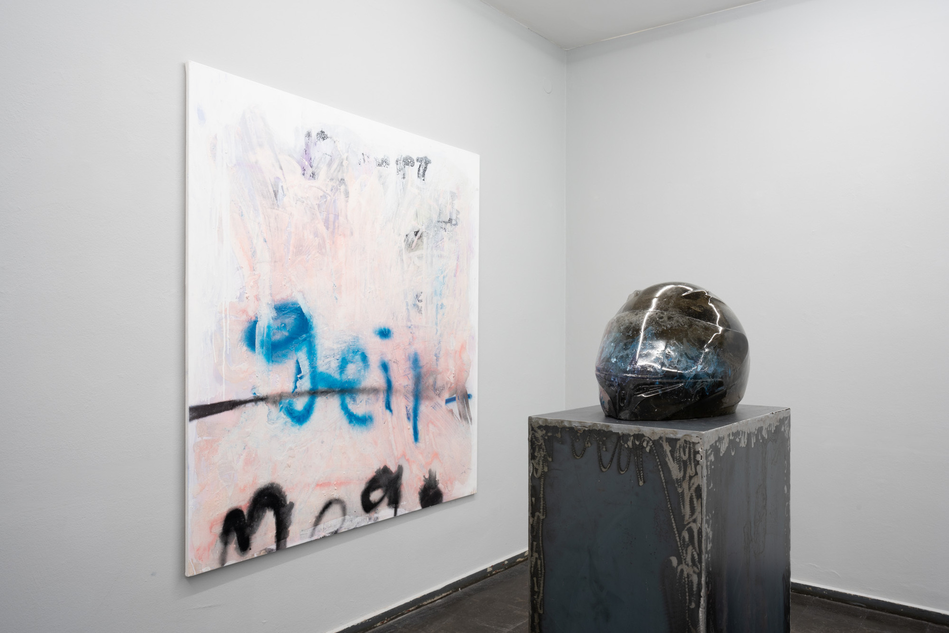 From left to right: 
 ALANA LAKE, Mega Geil, 2020,  Emulsion, pigment, spray paint and epoxy on canvas,  180 x 160 cm  Black and Blue, 2019 Cast Glass, hand polished,  22 x 35.5 x 24 cm