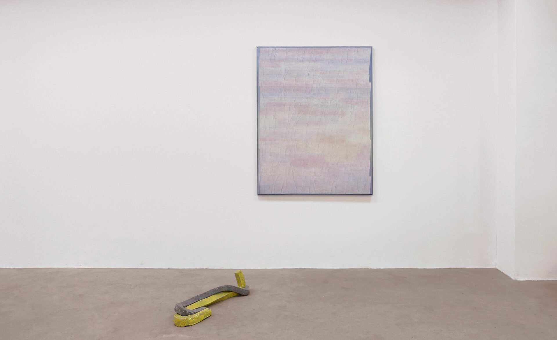 Front: Lisa Tiemann, COUPLES XXV, 2020, ceramic, glaze, paper mâché, 76 x 19 x 17 cm | Back: Claudia Kleiner, starving spring (webung 20.07), 2020, oil on canvas, 130 x 100 cm
