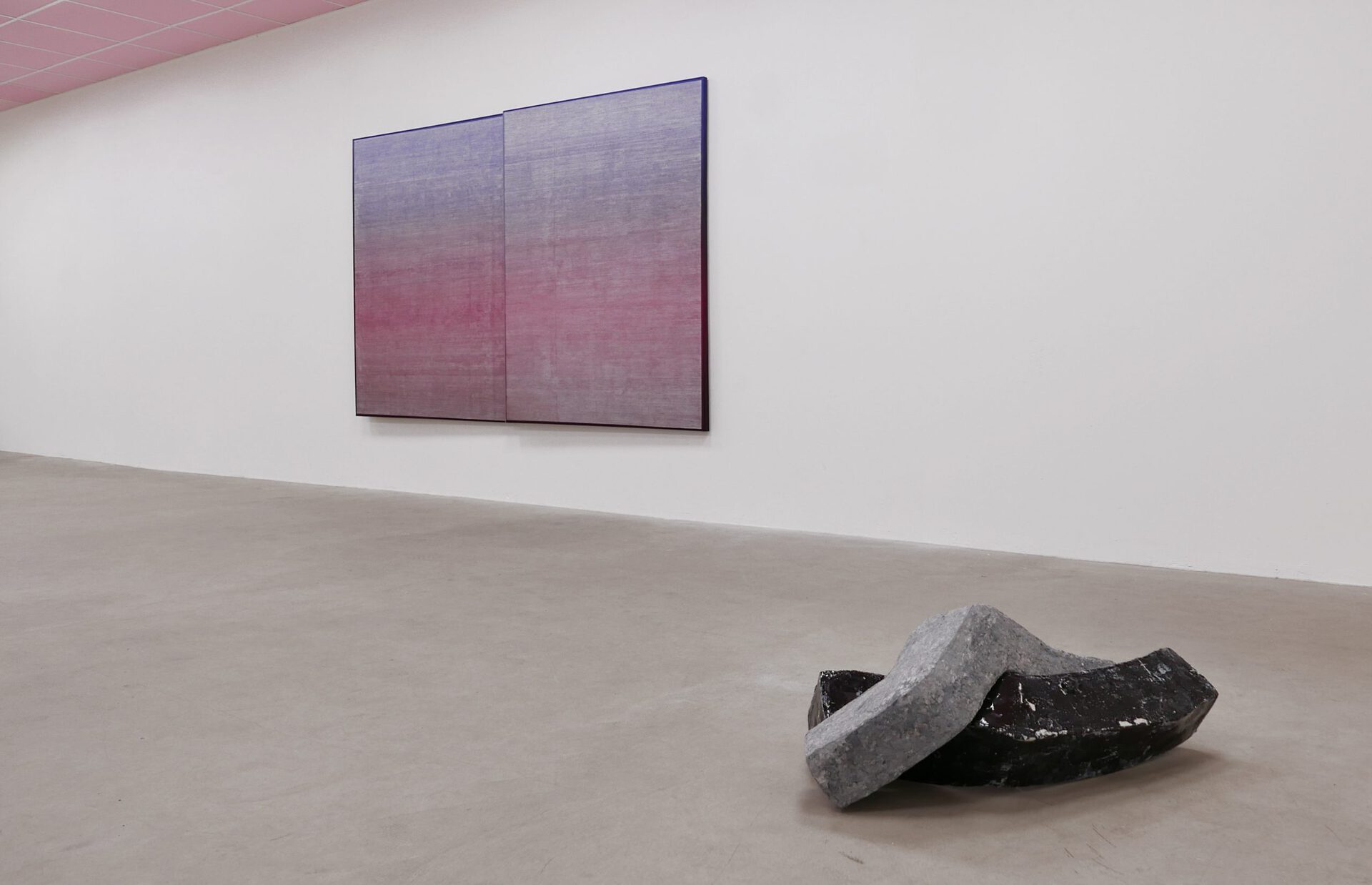Front: Lisa Tiemann, COUPLES (G) IV, 2020, ceramic, glaze, paper mâché, 82 x 31 x 32 cm | Back: Claudia Kleiner, Panorama, 2021, oil on canvas, 160 x 260 cm
