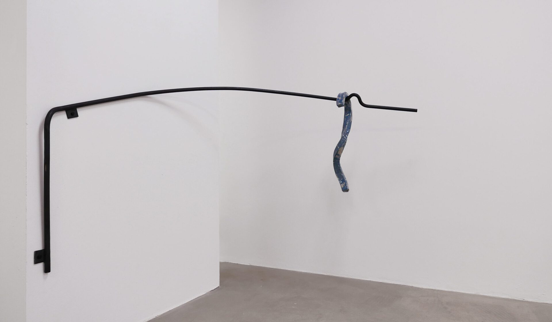 Lisa Tiemann, o.T., 2020, ceramic, glaze, paper mâché, 20 x 13 x 65 cm