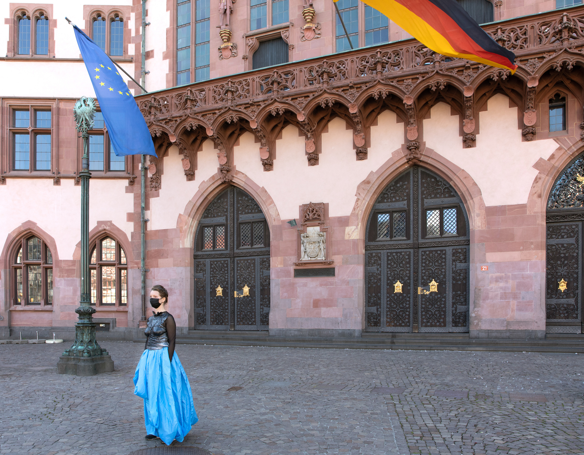Ayla Pierrot Arendt, Justitia – ein Blick in den Brunnen (engl. Justitia – looking into the fountain), 2021, Performance