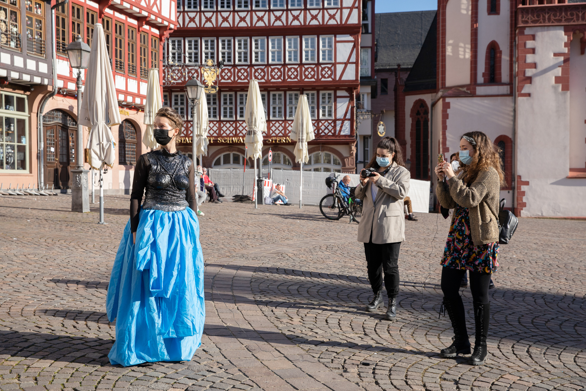 Ayla Pierrot Arendt, Justitia – ein Blick in den Brunnen (engl. Justitia – looking into the fountain), 2021, Performance