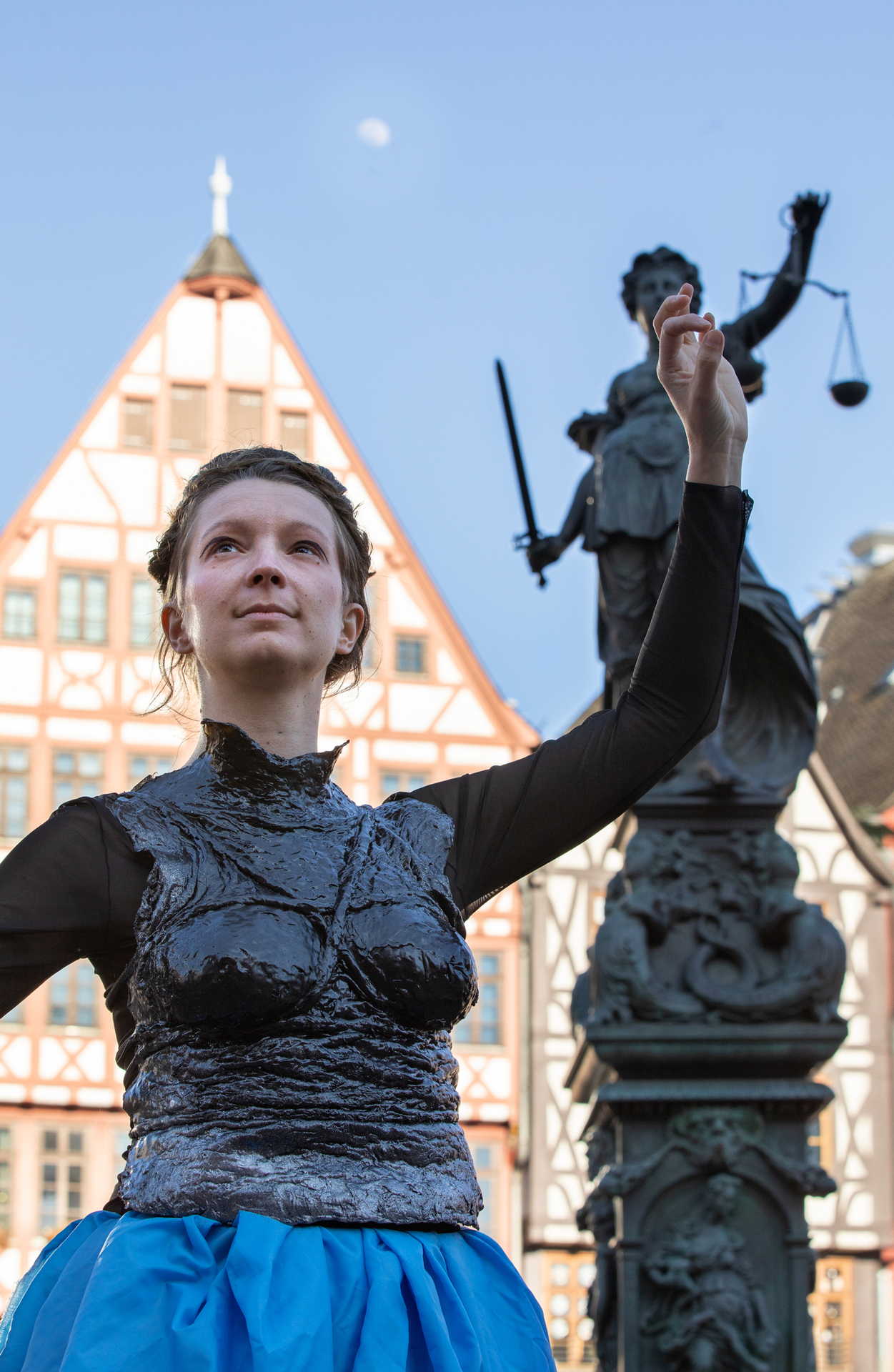 Ayla Pierrot Arendt, Justitia – ein Blick in den Brunnen (engl. Justitia – looking into the fountain), 2021, Performance