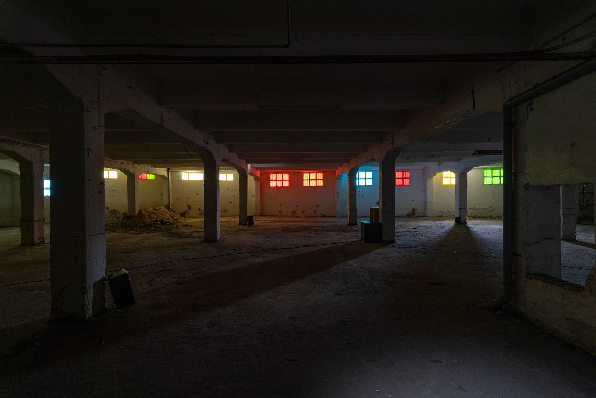 Gaëlle Leenhardt, Installation view: color papers on window, Sound Display (quadraphony): SANS-TITRE (sound of stone) in collaboration with Mika Oki, 2021