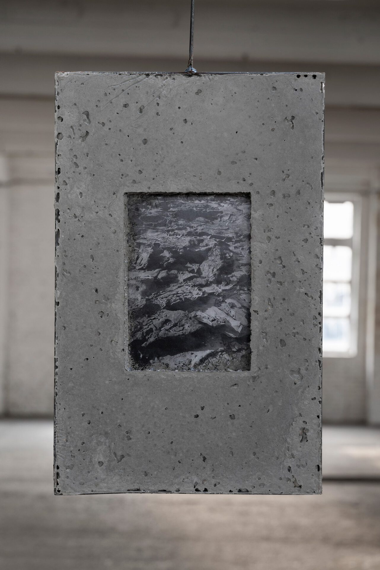 Gaëlle Leenhardt, SANS-TITRE 6 (Texas 2019): Back: Analogue print inlaid in concrete, metal frame, 25.5x40x3cm, 2021