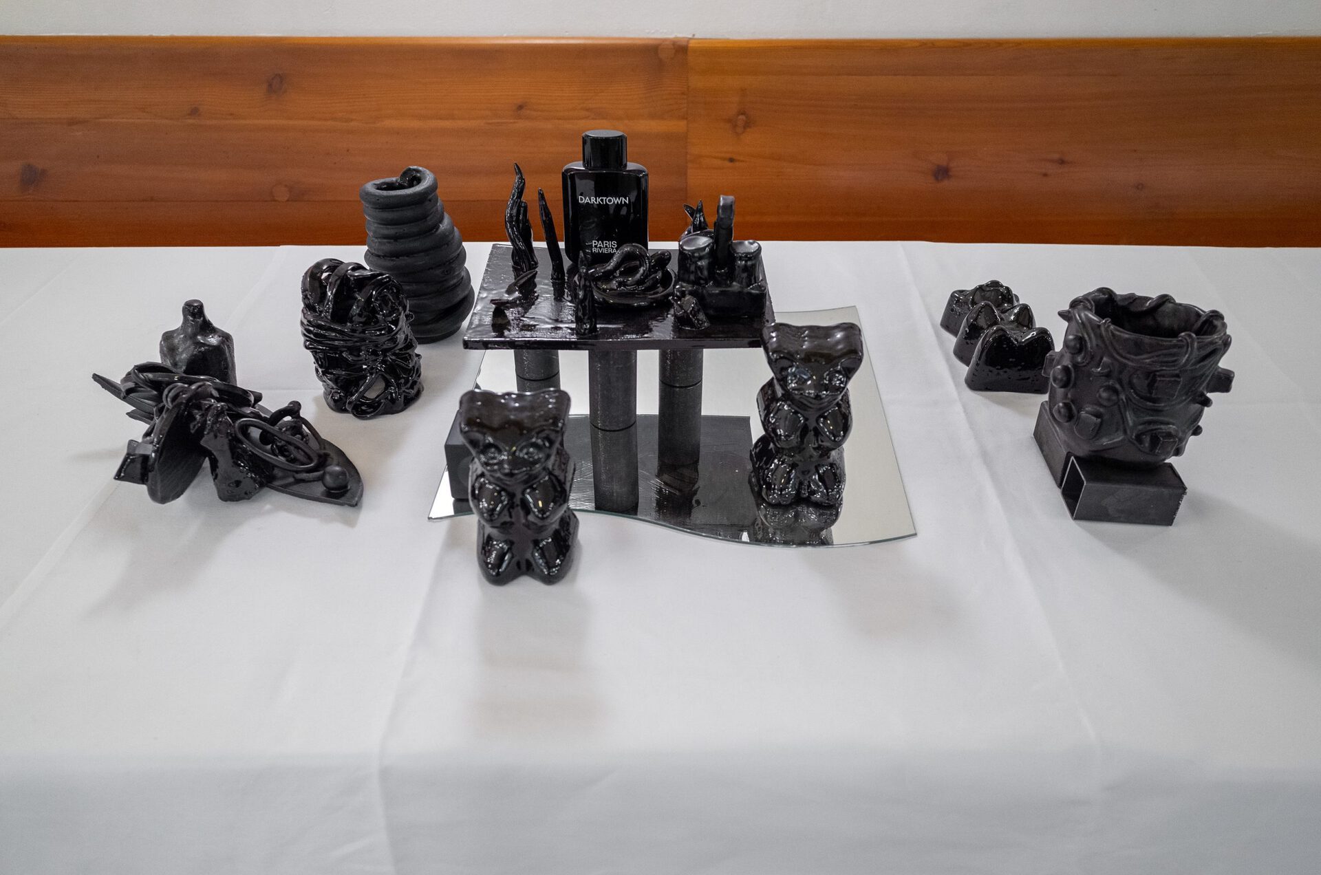 Karoline Dausien, ORAFO 21, 2021, glazed ceramics, steel, mirror, flacons