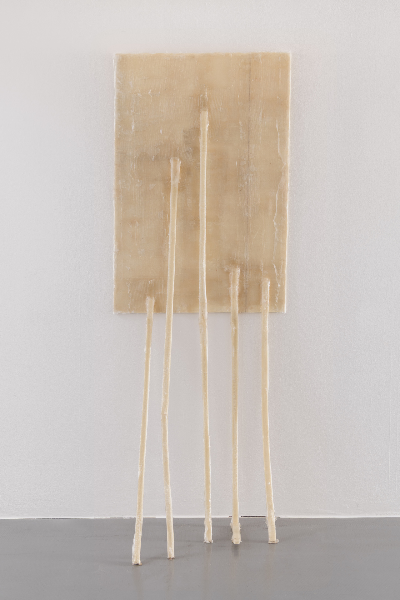 Arian de Vette, “E.S.M (II)”, 2021, polyurethane, fiberglass, 187 x 60 x 57 cm