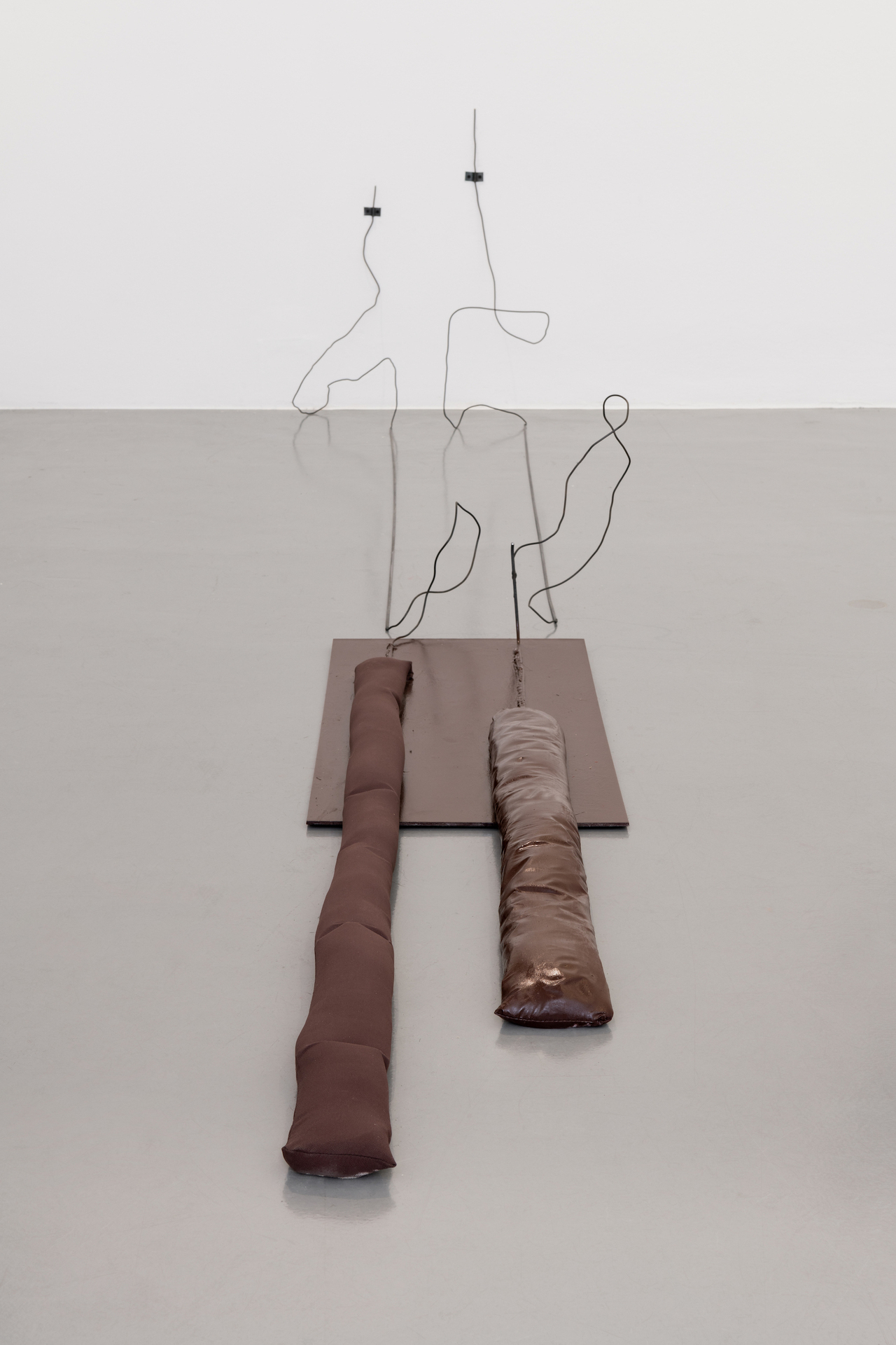 Arian de Vette, "If only you could lose your mind to come back to your senses (II)", 2021, metal, paint, fabric, sand, 18 cm x 40 cm x variable