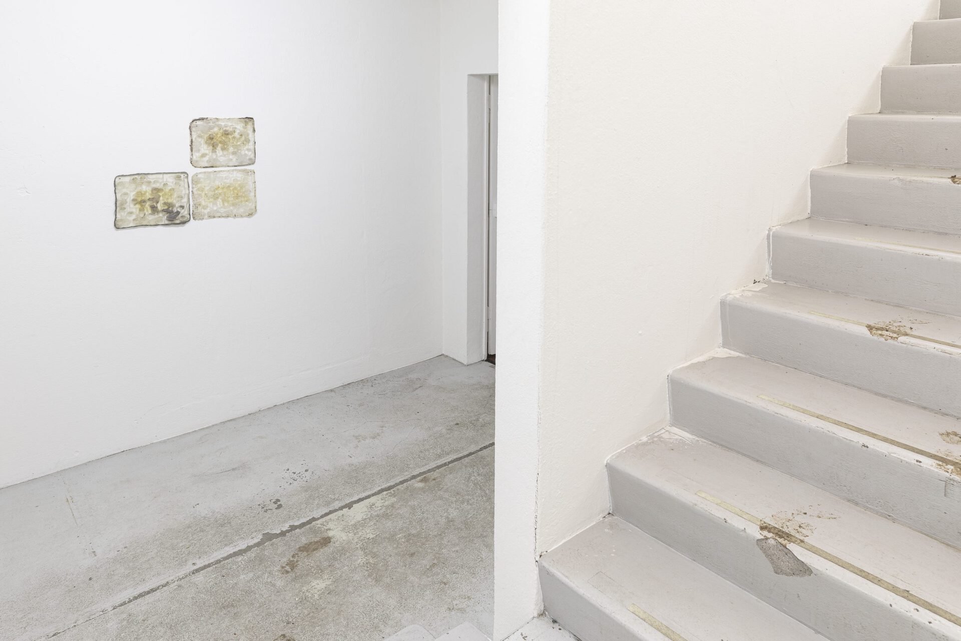 Left: Marlijn Karsten, labyrinth/Maze, 2020, epoxy, clay, plasticine, silicone, dimension variable; Right: Marlijn Karsten, Someone had a talk on Zoom which i couldn’t attend, 2021, dirt, dimension variable