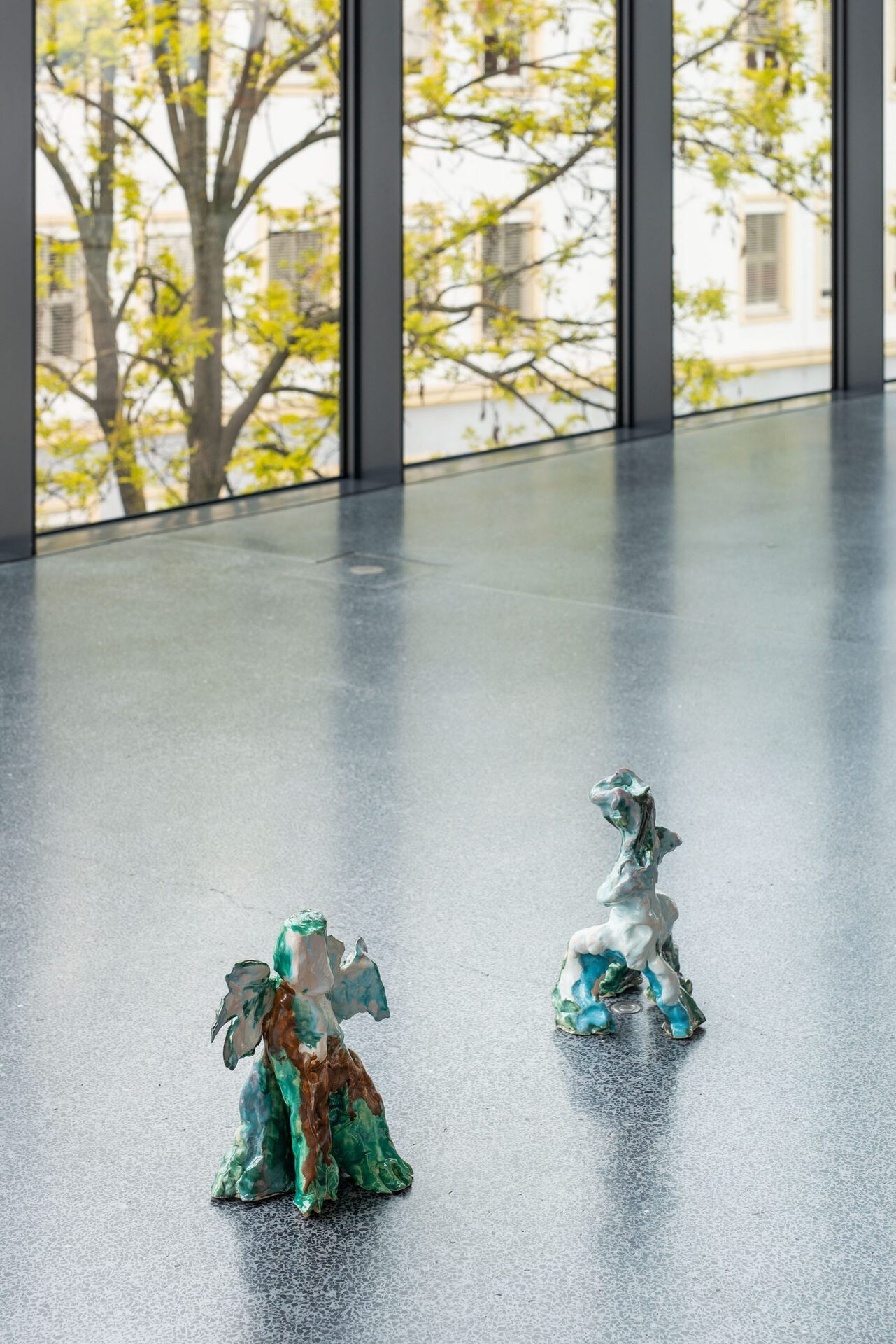 Sofie Fatouretchi / Es zog in Freud und Leide / Karlsplatz clay, majolica pigment / 2021