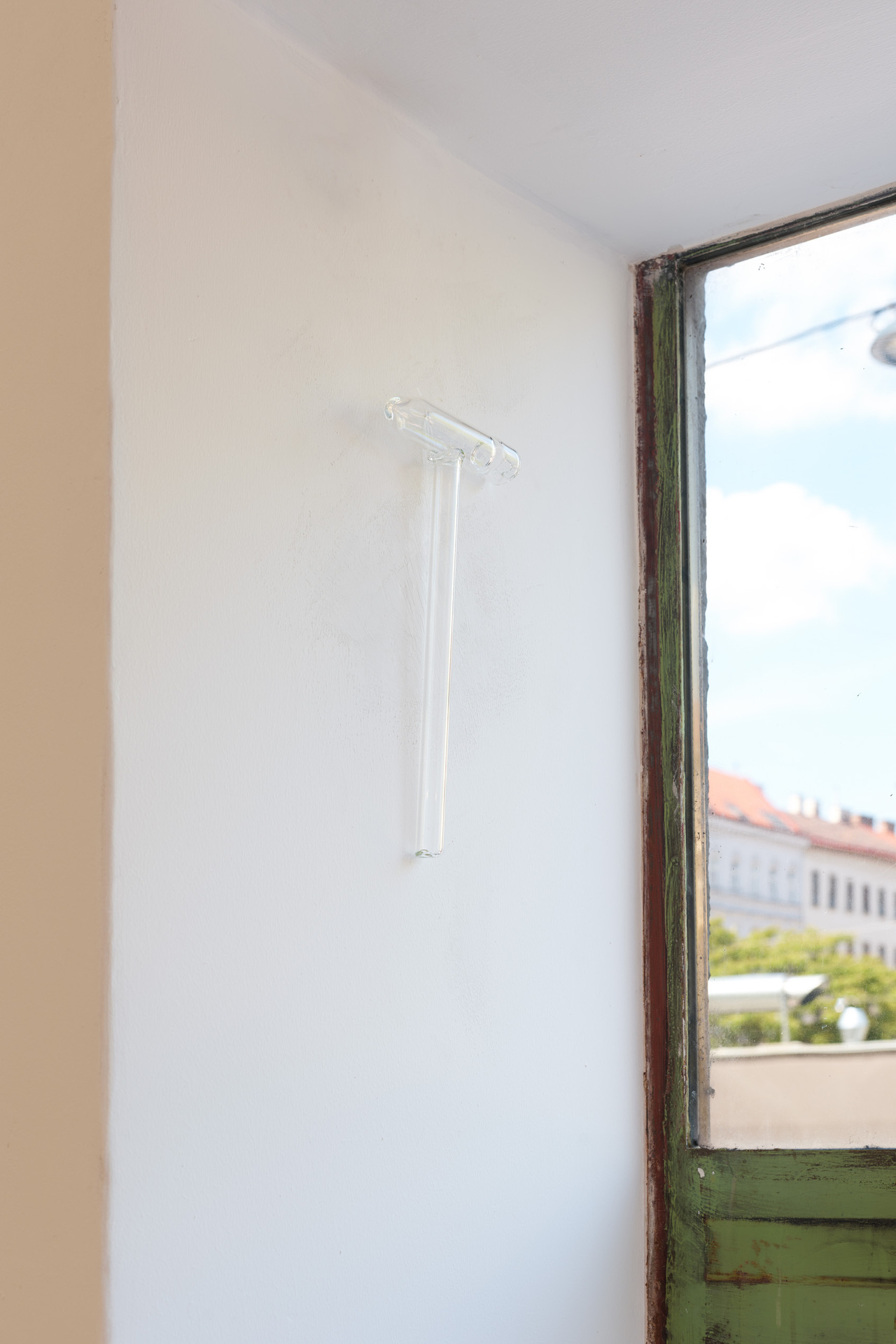 Angharad Williams, Nobody wins, 2021, glass. Photo: Maximilian Anelli-Monti