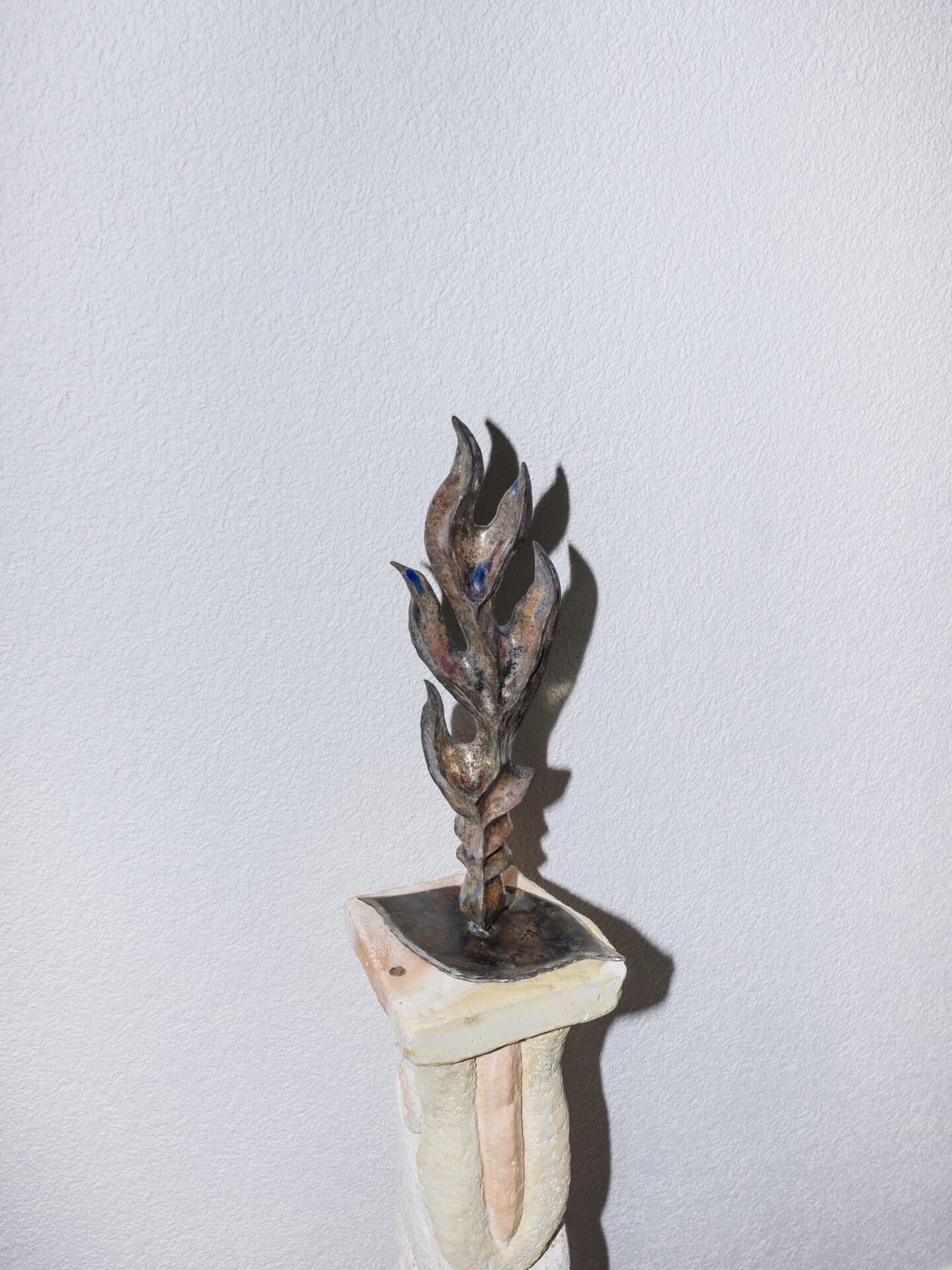 Bella Hunt ddc, Flamme sculpture, 2021, glazed ceramic and metal, 42x21x11cm