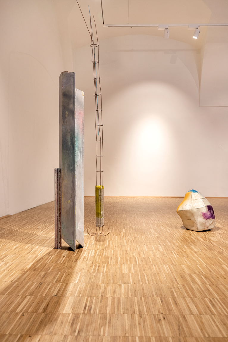 Left: Glücksstelle Moser, 2021, styrofoam, epoxy resin, paint, filler, 127 x 25 x 16 cm, middle: Neo-Neo-Geo-Geo, 2021, steel, concrete, paint, epoxy resin, 202 x 49 x 47 cm, right: Scala Integrale, 2020, steel, plaster, fiberglass, epoxy resin, paint, 40 x 35 x 39 cm