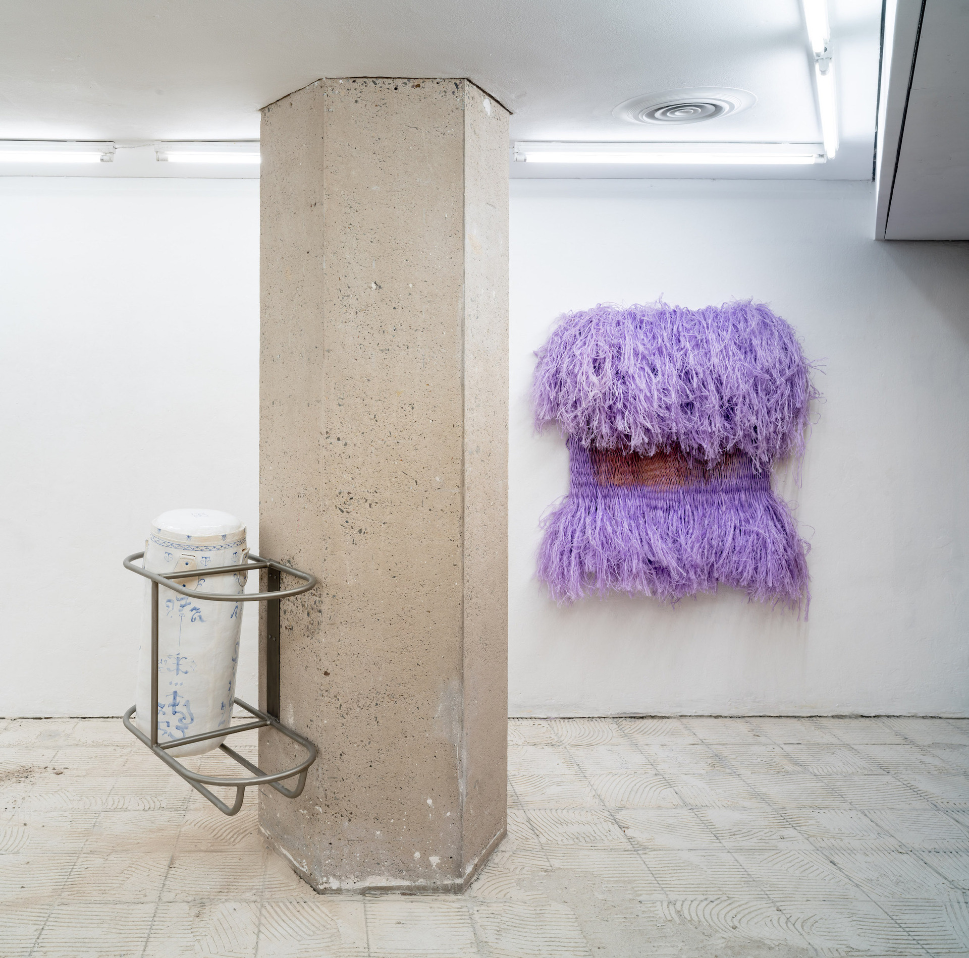 Sabrina Podemski: o.T. (2021), ceramics 85 x 35 x 35 cm, steel frame, 80 x 60 cm (left); Rebekka Kronsteiner: open end I, serie/work group anonymous reference of domestication (2021), press cord, latex, acrylic, 110 x 110 cm (right)