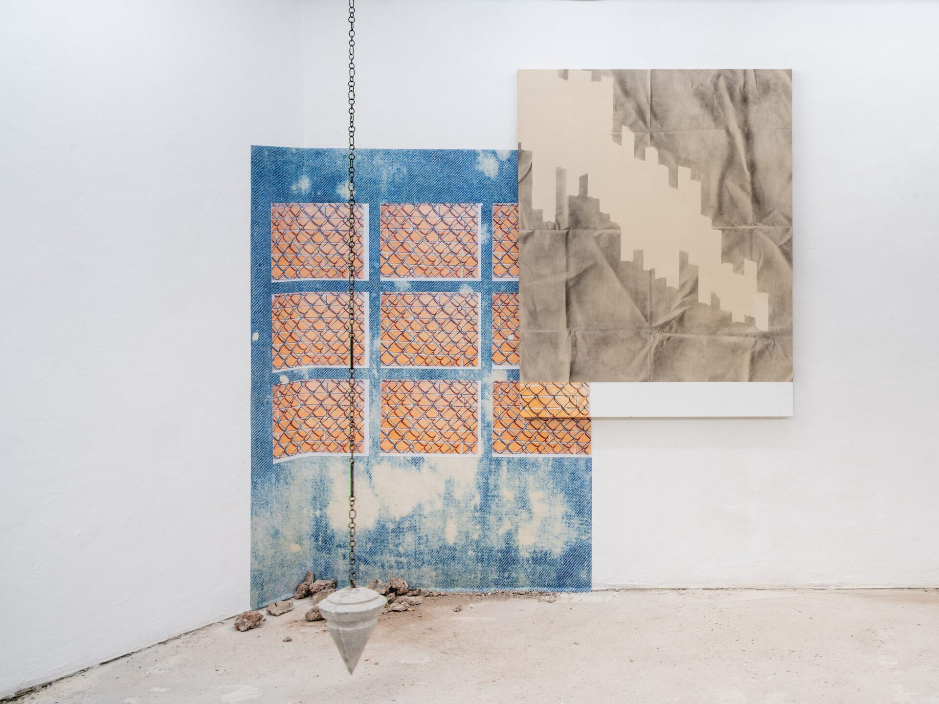 Sabrina Podemski: MNÆNOSYNIC 20 (2021), wallpaper 180 x 140 cm, painting 140 x 100 cm; Last forever or die tryin‘ (2021), concrete, forged steel chain